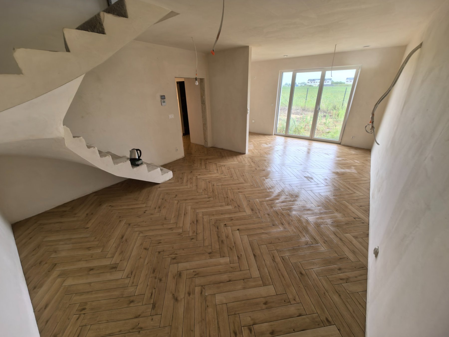 Stan deweloperski – wnętrze z podłogą jodełka – SIGMA