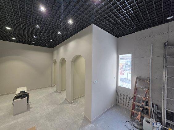 Wnętrze komercyjne z łukami – realizacja SIGMA