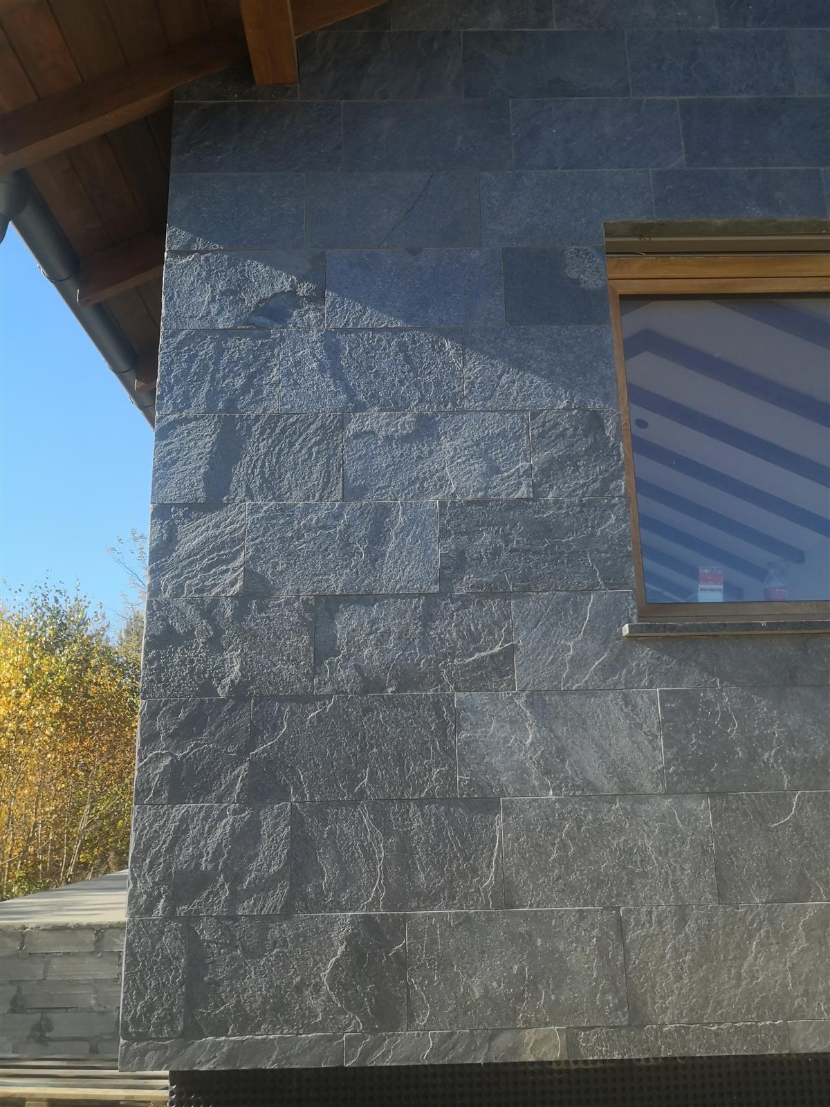 Rezydencja z elewacją z ciemnego kamienia naturalnego — zdjęcie 3