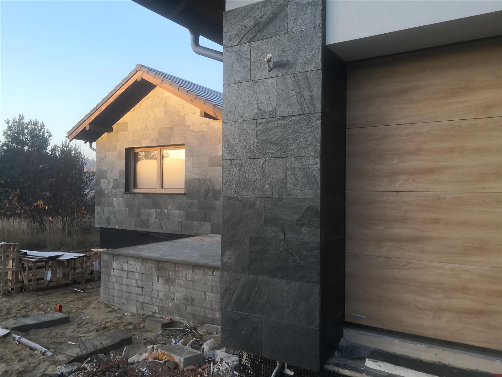 Rezydencja z elewacją z ciemnego kamienia naturalnego — zdjęcie 22