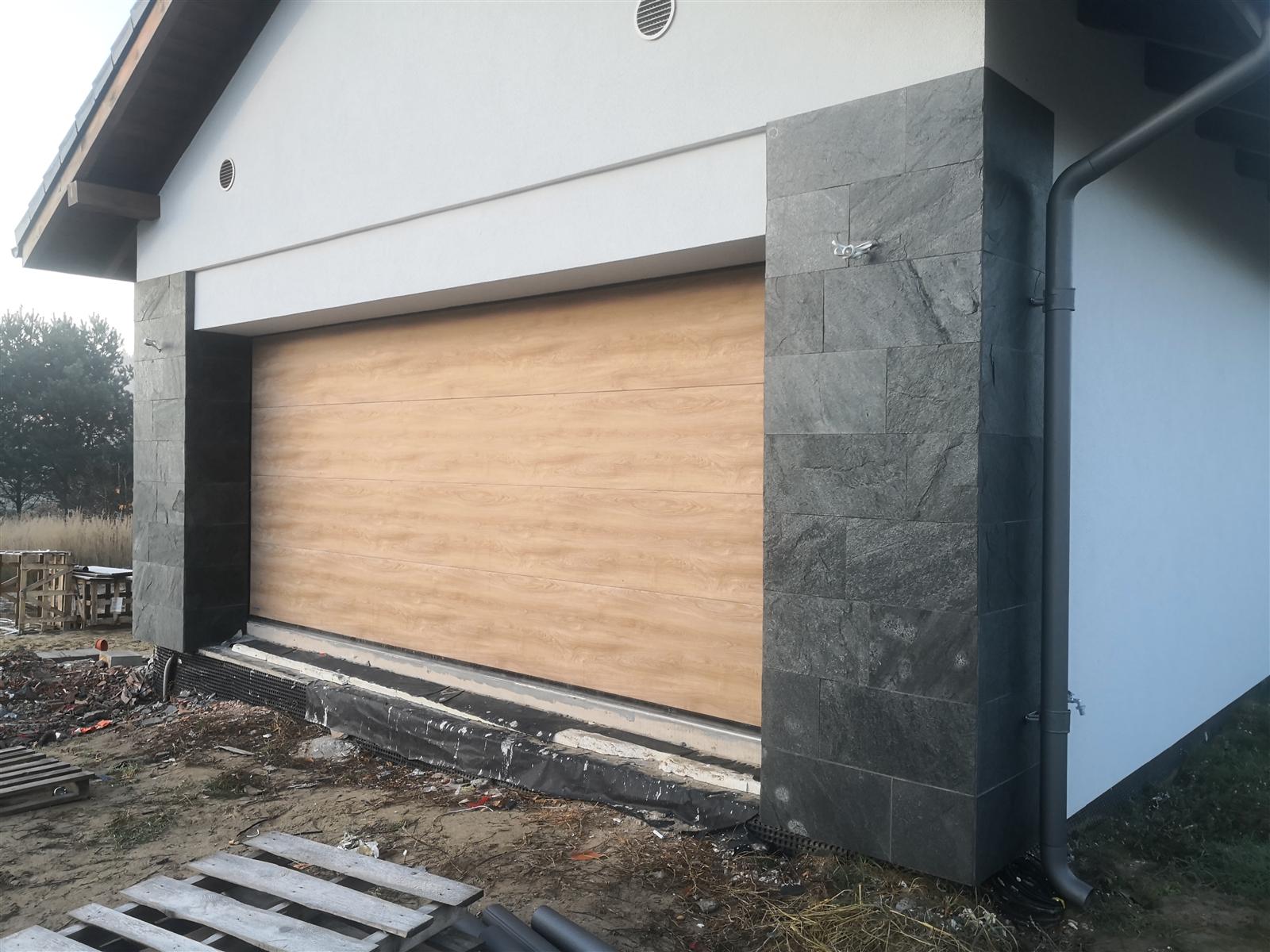 Rezydencja z elewacją z ciemnego kamienia naturalnego — zdjęcie 23