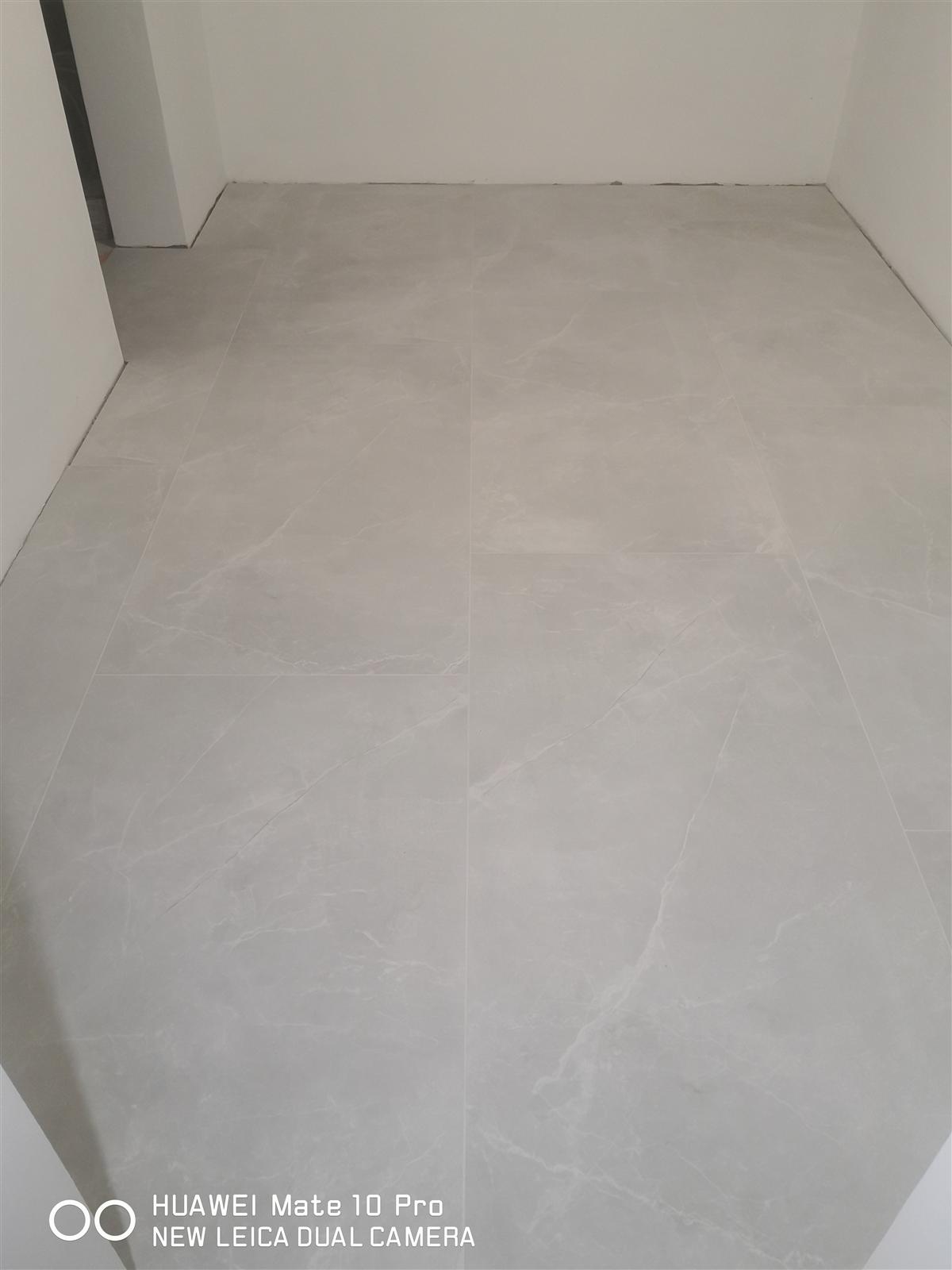Łazienka glamour z marmurem, czernią i złotą armaturą — zdjęcie 1