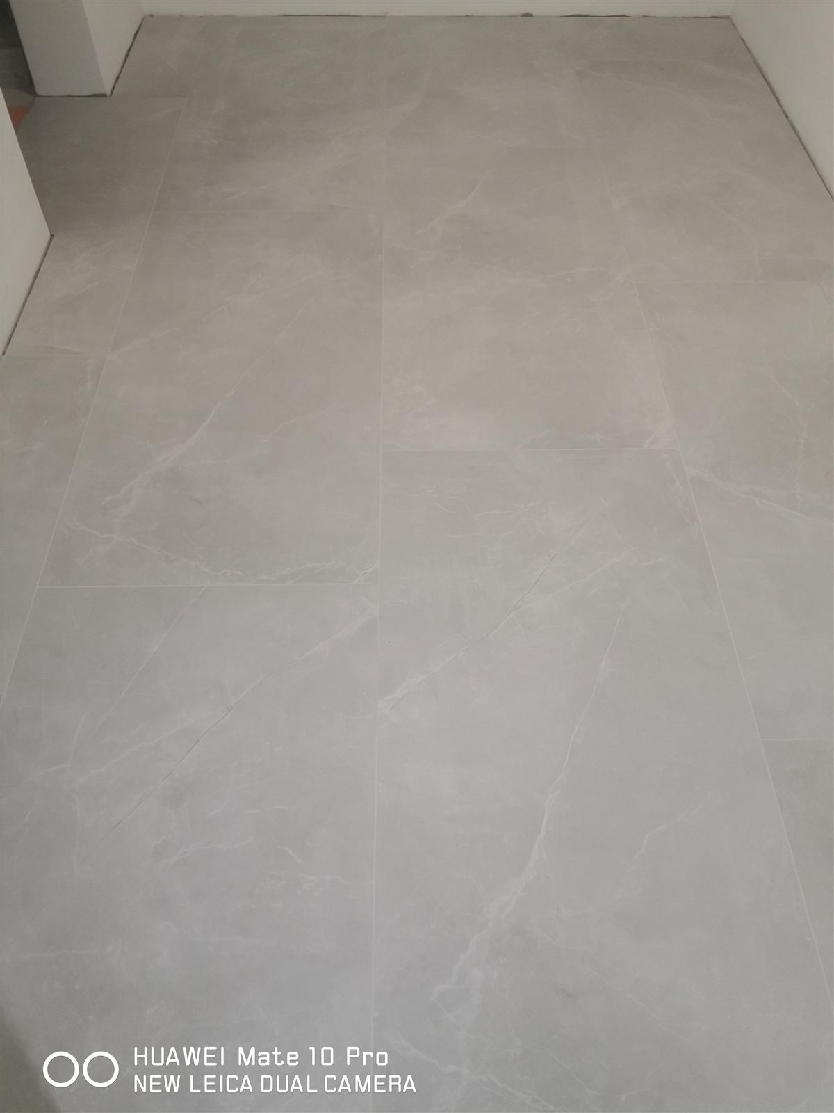 Łazienka glamour z marmurem, czernią i złotą armaturą — zdjęcie 2