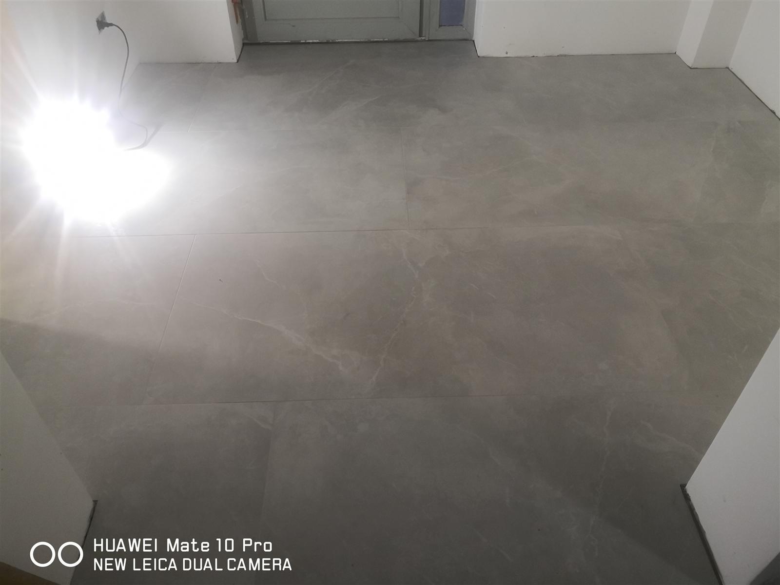 Łazienka glamour z marmurem, czernią i złotą armaturą — zdjęcie 7