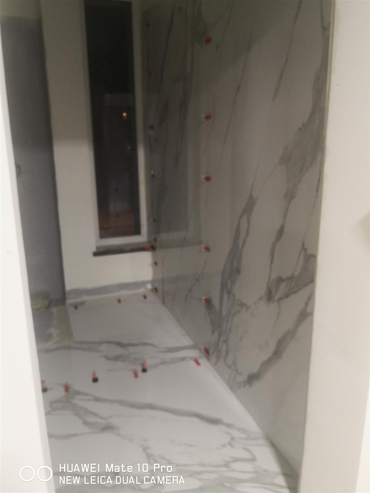 Łazienka glamour z marmurem, czernią i złotą armaturą — zdjęcie 9