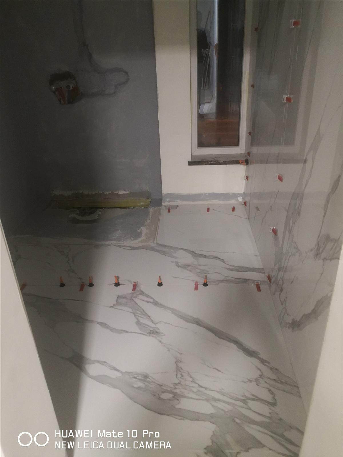 Łazienka glamour z marmurem, czernią i złotą armaturą — zdjęcie 10