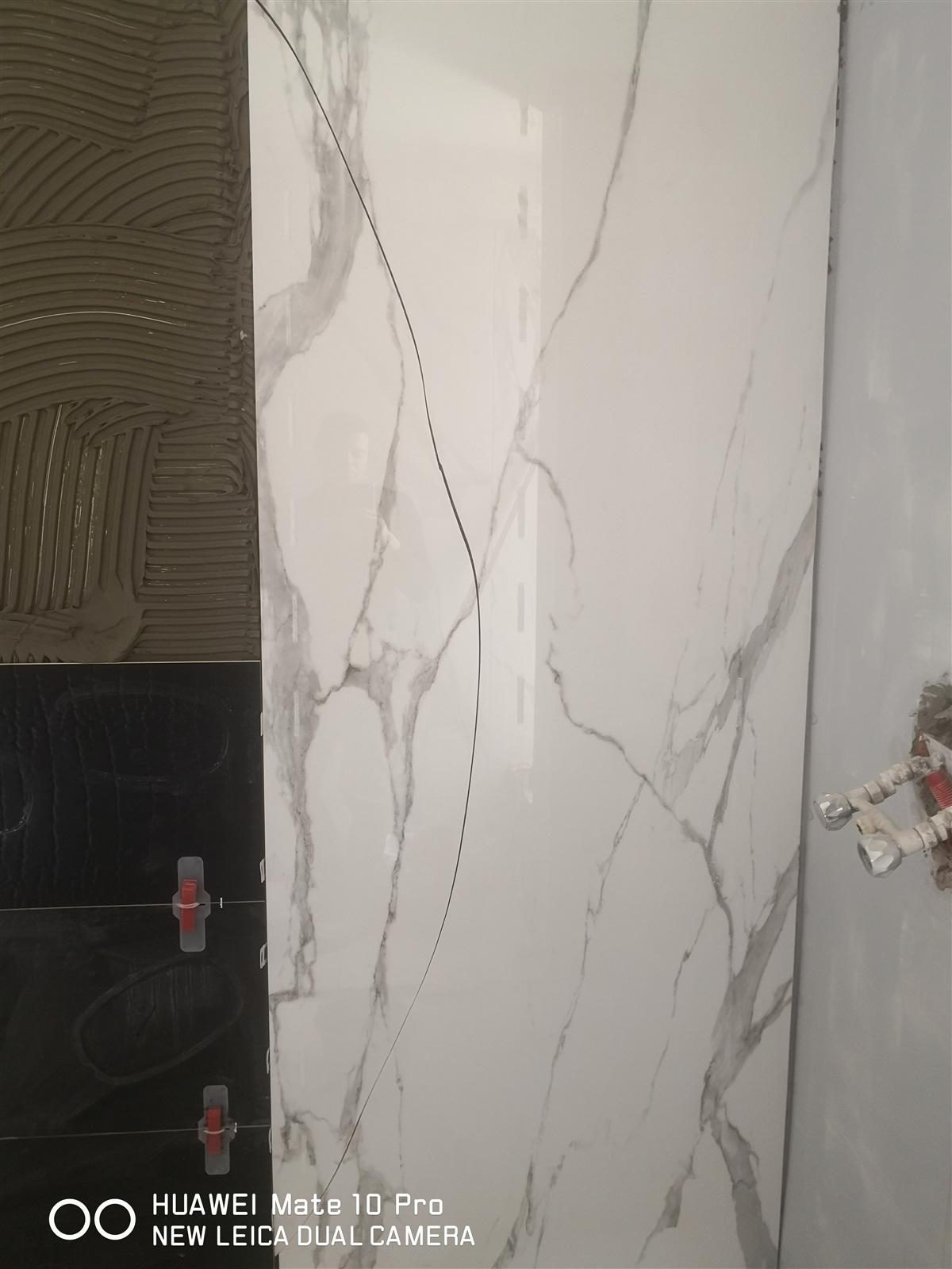 Łazienka glamour z marmurem, czernią i złotą armaturą — zdjęcie 18