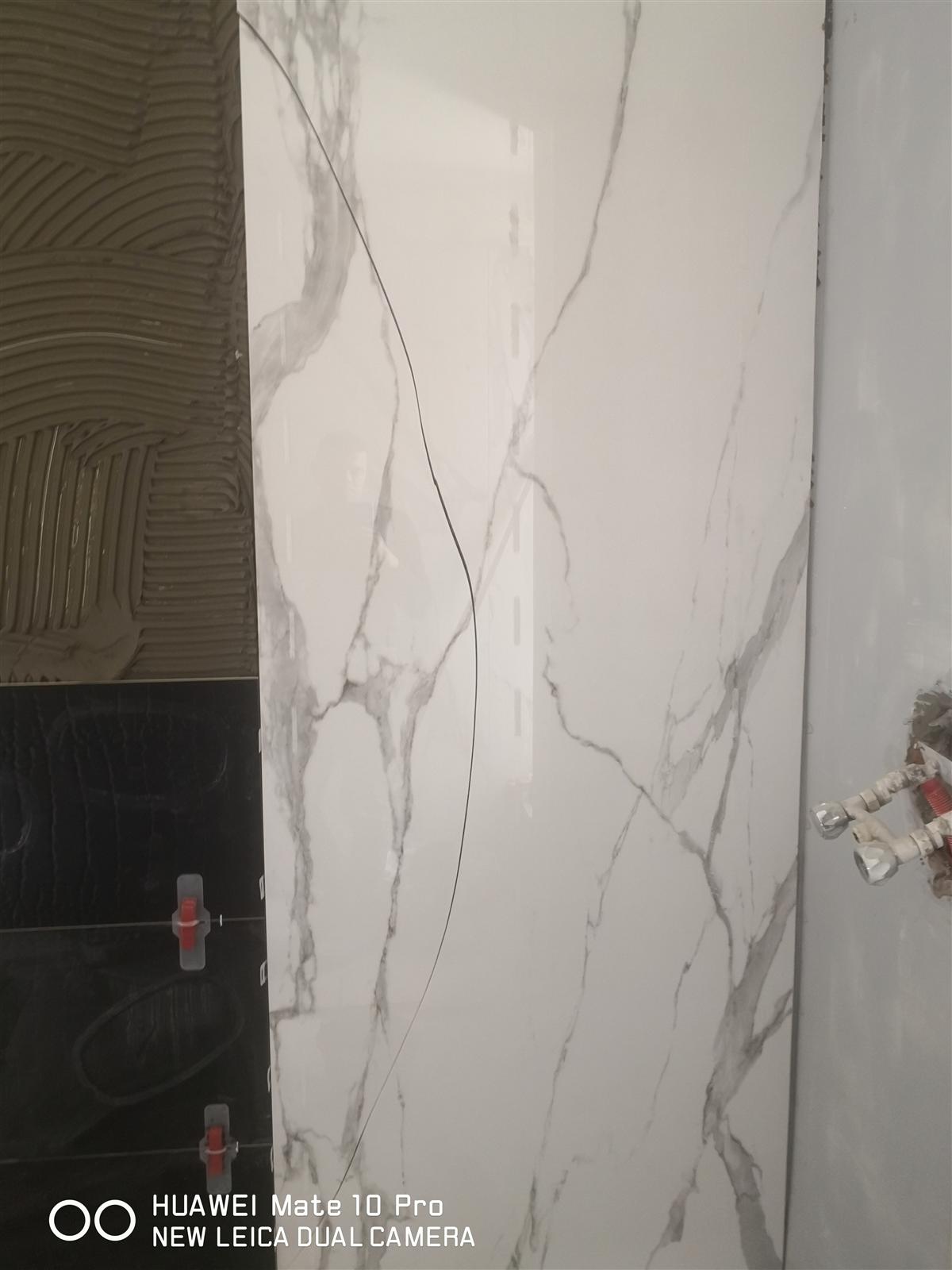 Łazienka glamour z marmurem, czernią i złotą armaturą — zdjęcie 19