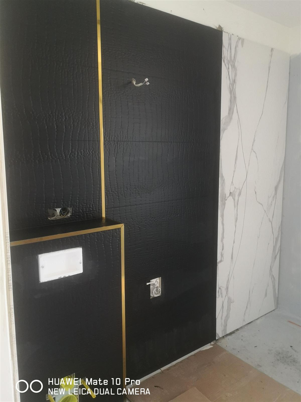 Łazienka glamour z marmurem, czernią i złotą armaturą — zdjęcie 24