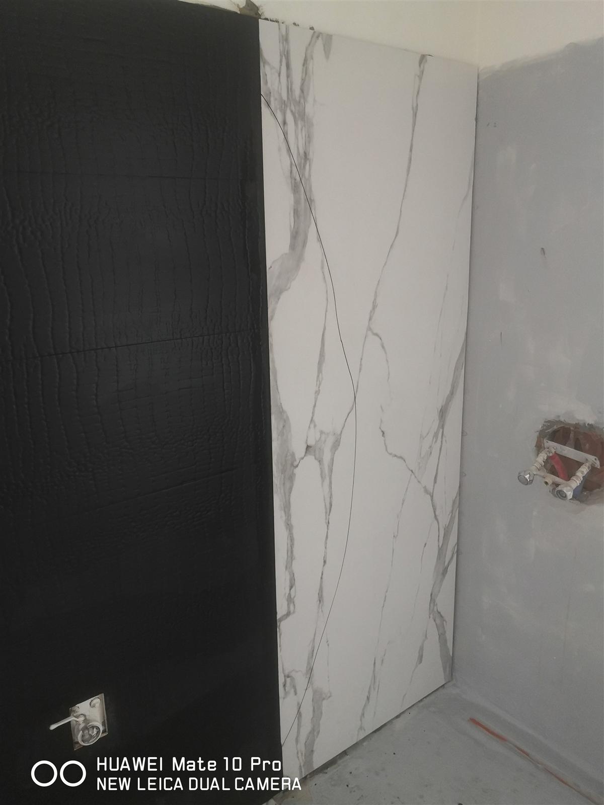 Łazienka glamour z marmurem, czernią i złotą armaturą — zdjęcie 26