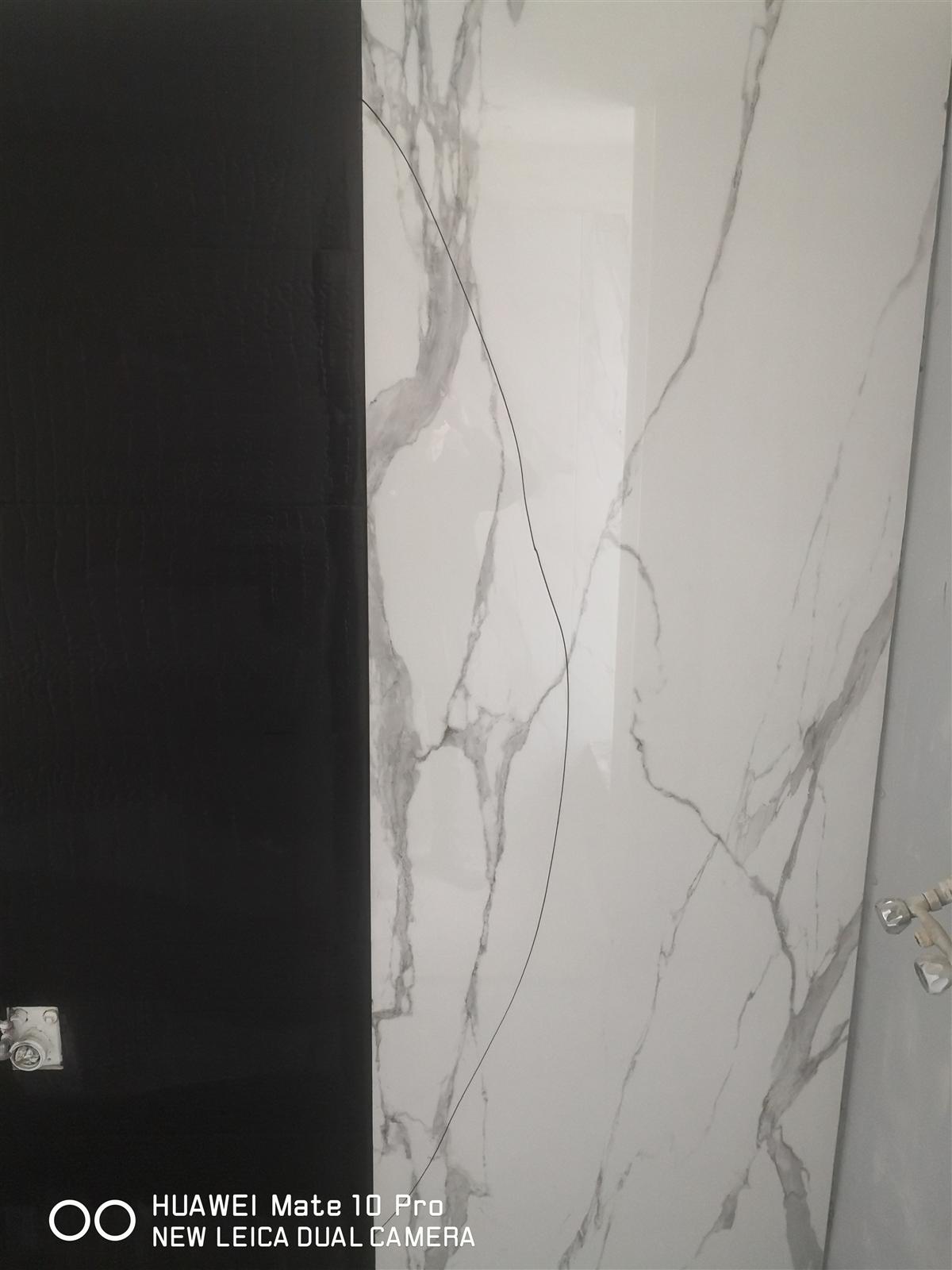 Łazienka glamour z marmurem, czernią i złotą armaturą — zdjęcie 27