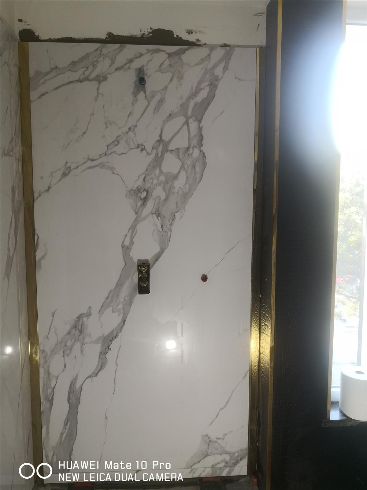 Łazienka glamour z marmurem, czernią i złotą armaturą — zdjęcie 32