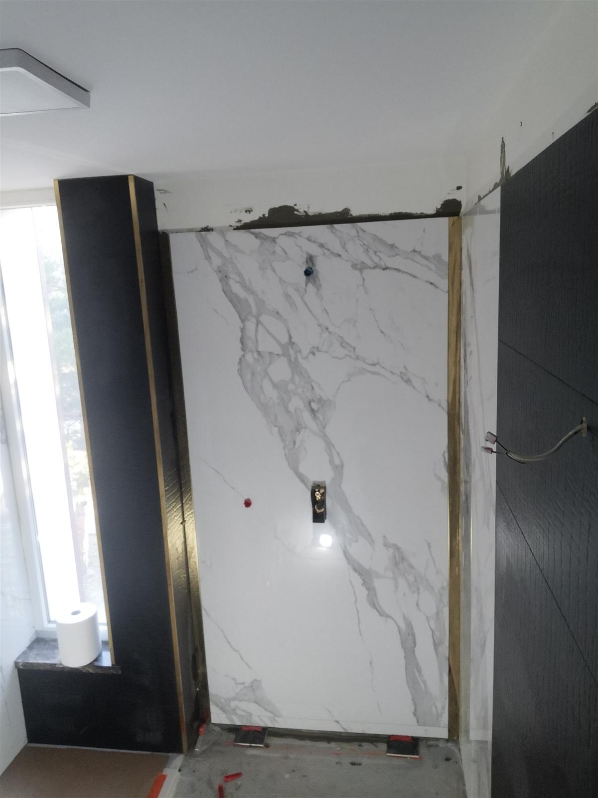 Łazienka glamour z marmurem, czernią i złotą armaturą — zdjęcie 34