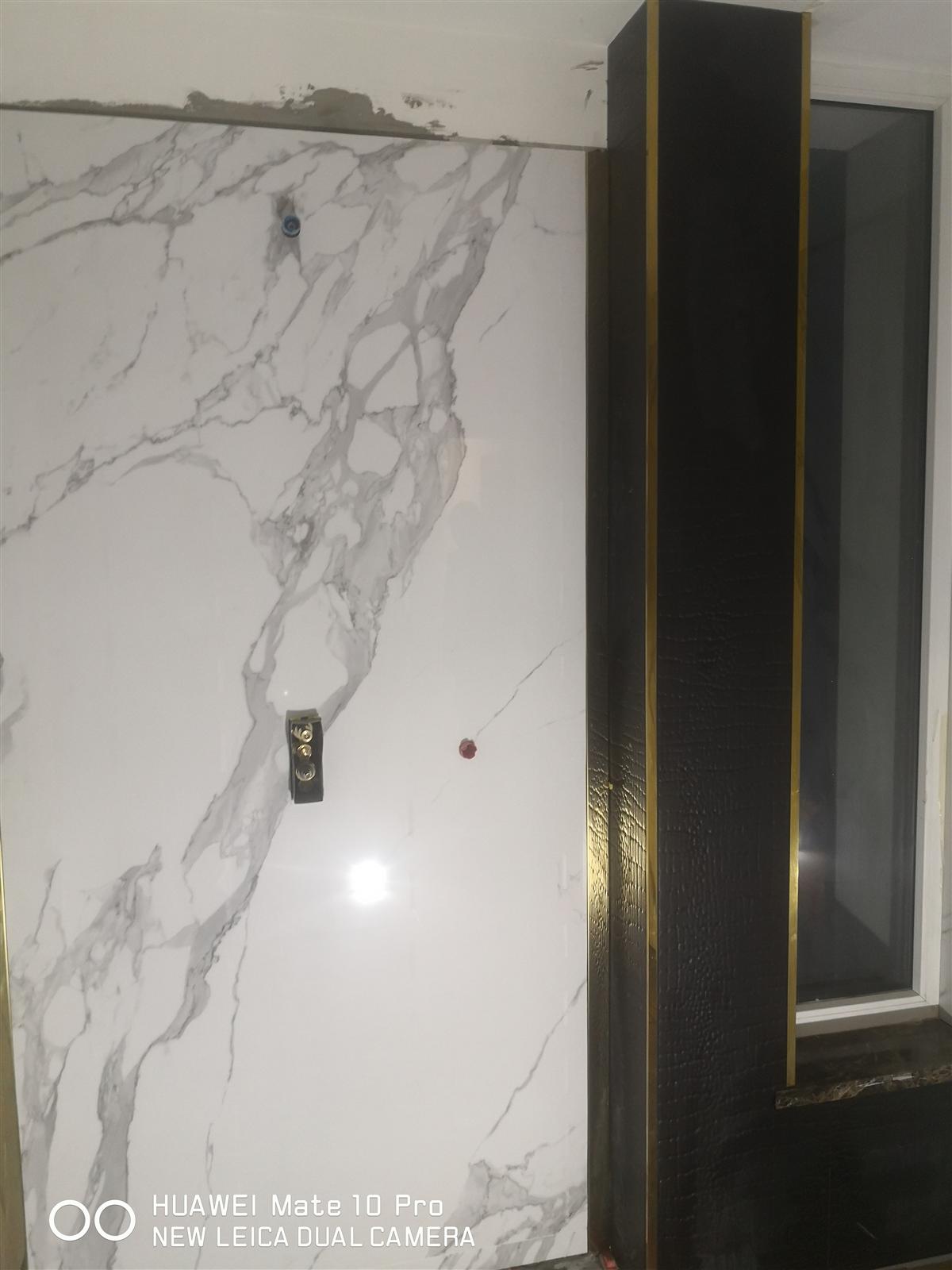 Łazienka glamour z marmurem, czernią i złotą armaturą — zdjęcie 35