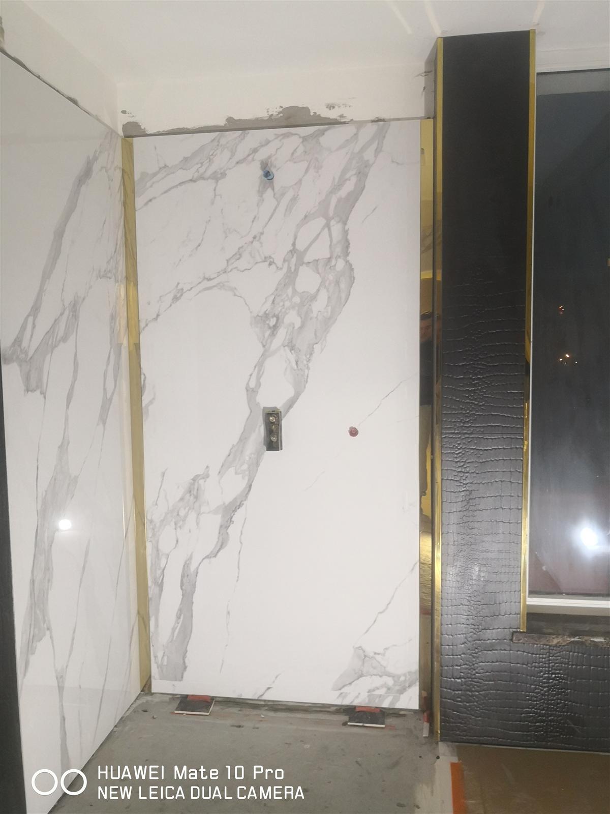 Łazienka glamour z marmurem, czernią i złotą armaturą — zdjęcie 37
