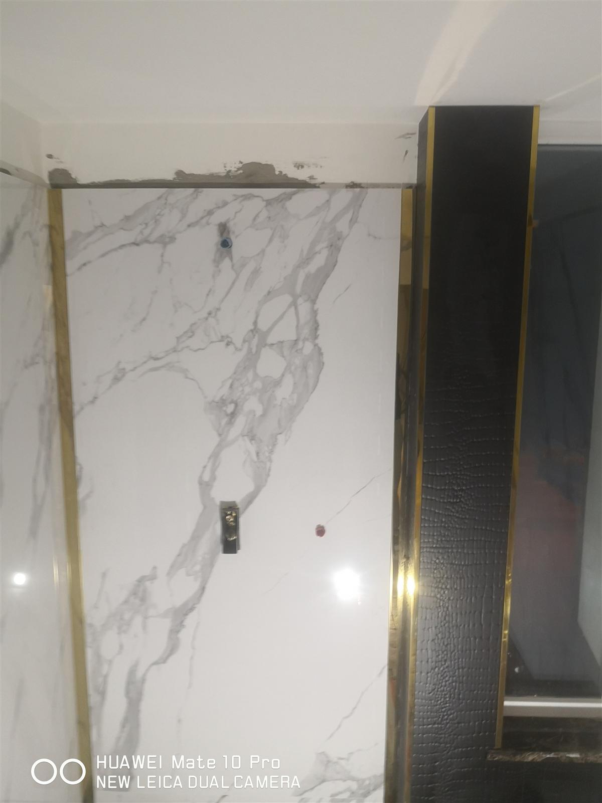 Łazienka glamour z marmurem, czernią i złotą armaturą — zdjęcie 38