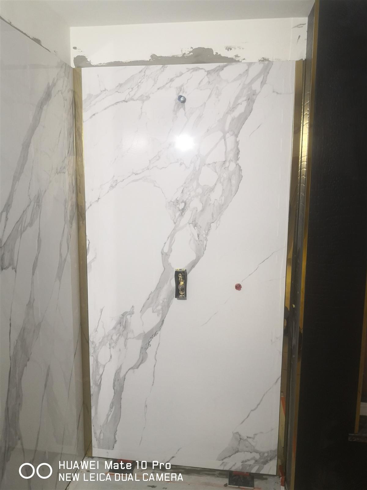Łazienka glamour z marmurem, czernią i złotą armaturą — zdjęcie 39