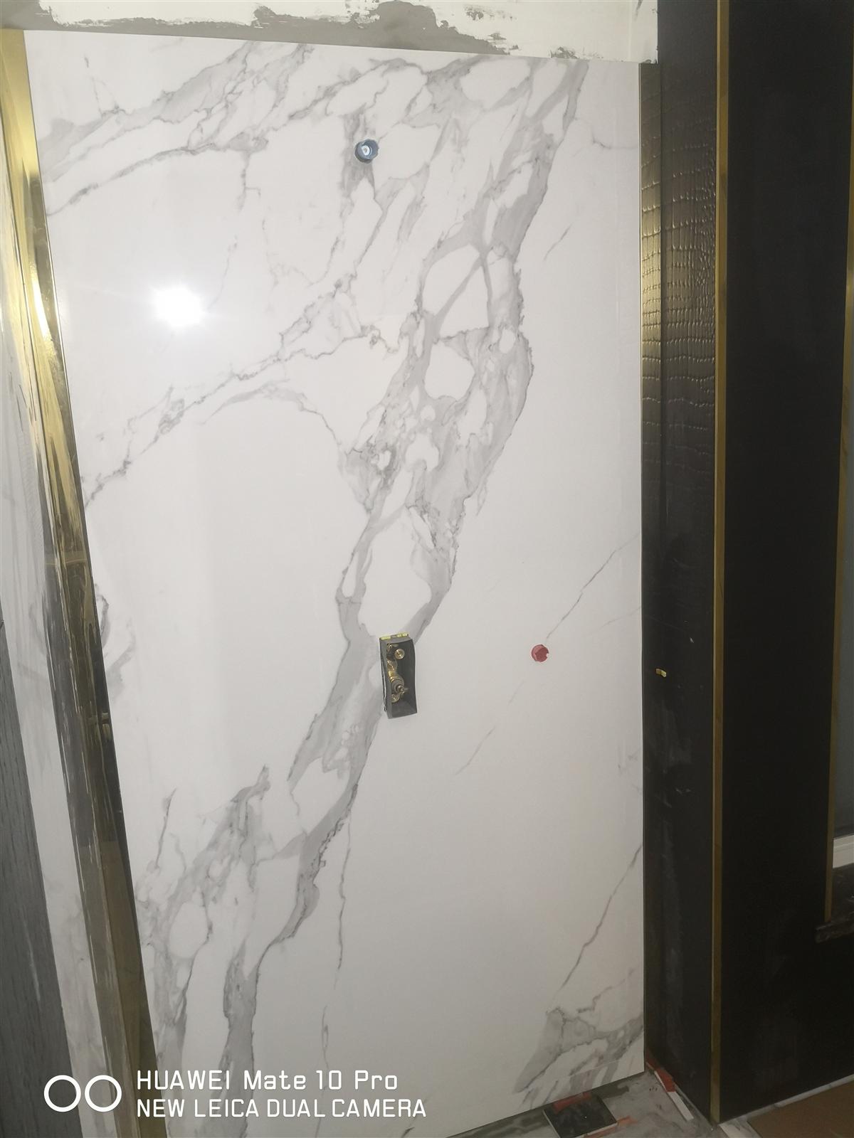 Łazienka glamour z marmurem, czernią i złotą armaturą — zdjęcie 40