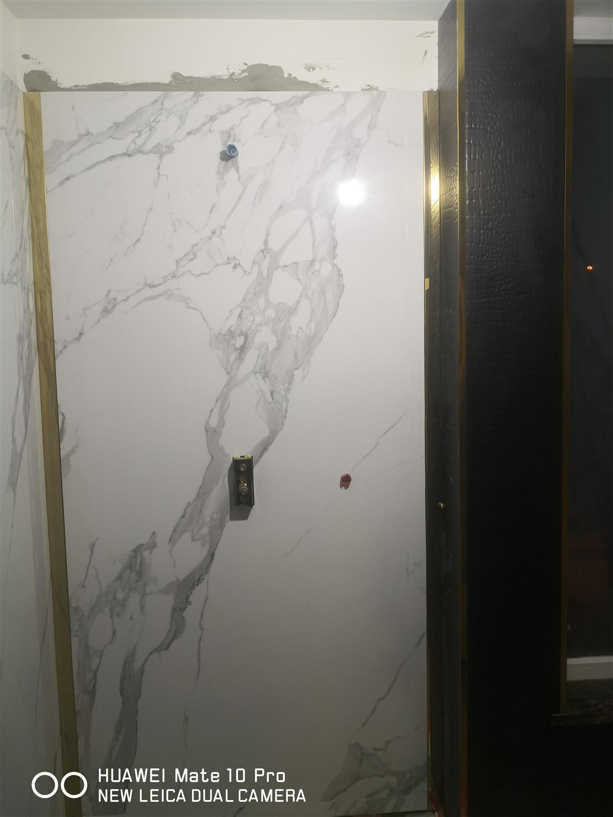 Łazienka glamour z marmurem, czernią i złotą armaturą — zdjęcie 44
