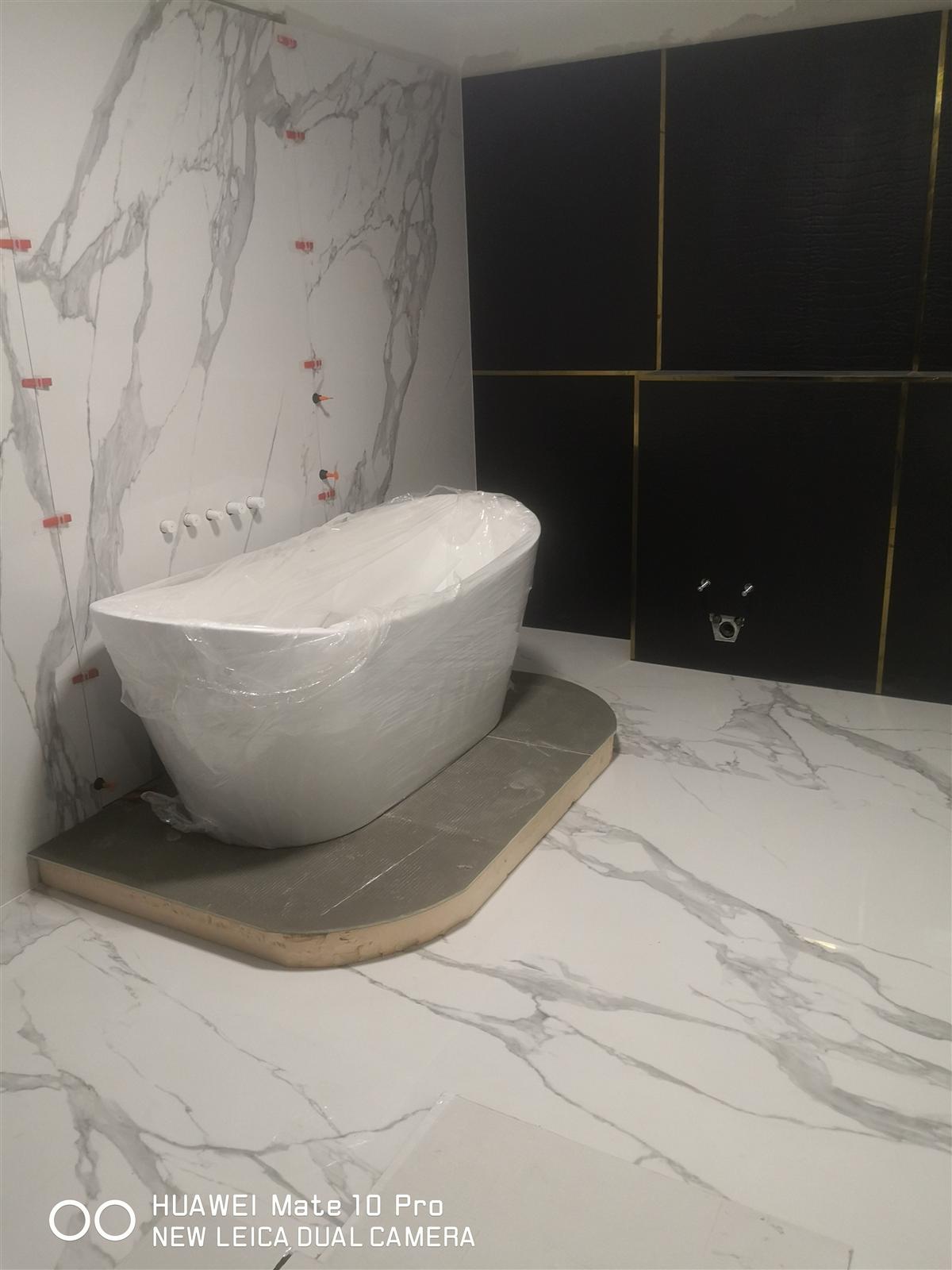 Łazienka glamour z marmurem, czernią i złotą armaturą — zdjęcie 45