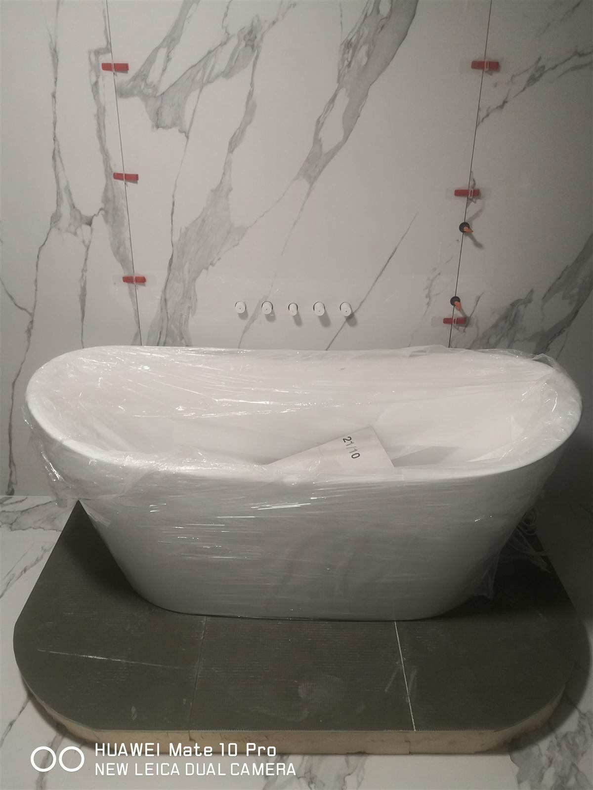 Łazienka glamour z marmurem, czernią i złotą armaturą — zdjęcie 46