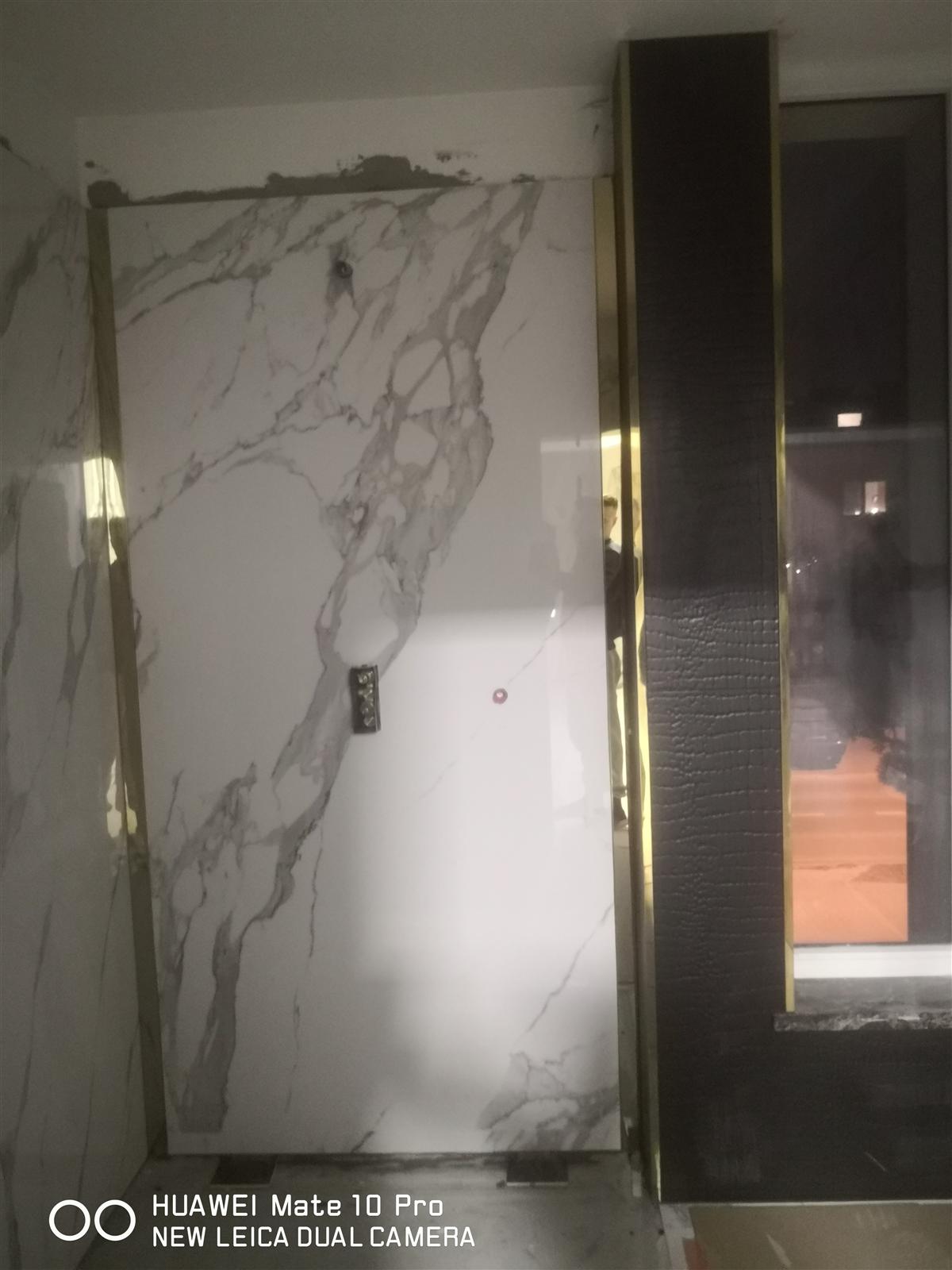 Łazienka glamour z marmurem, czernią i złotą armaturą — zdjęcie 47