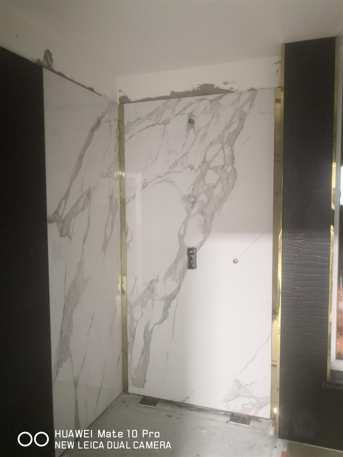 Łazienka glamour z marmurem, czernią i złotą armaturą — zdjęcie 48