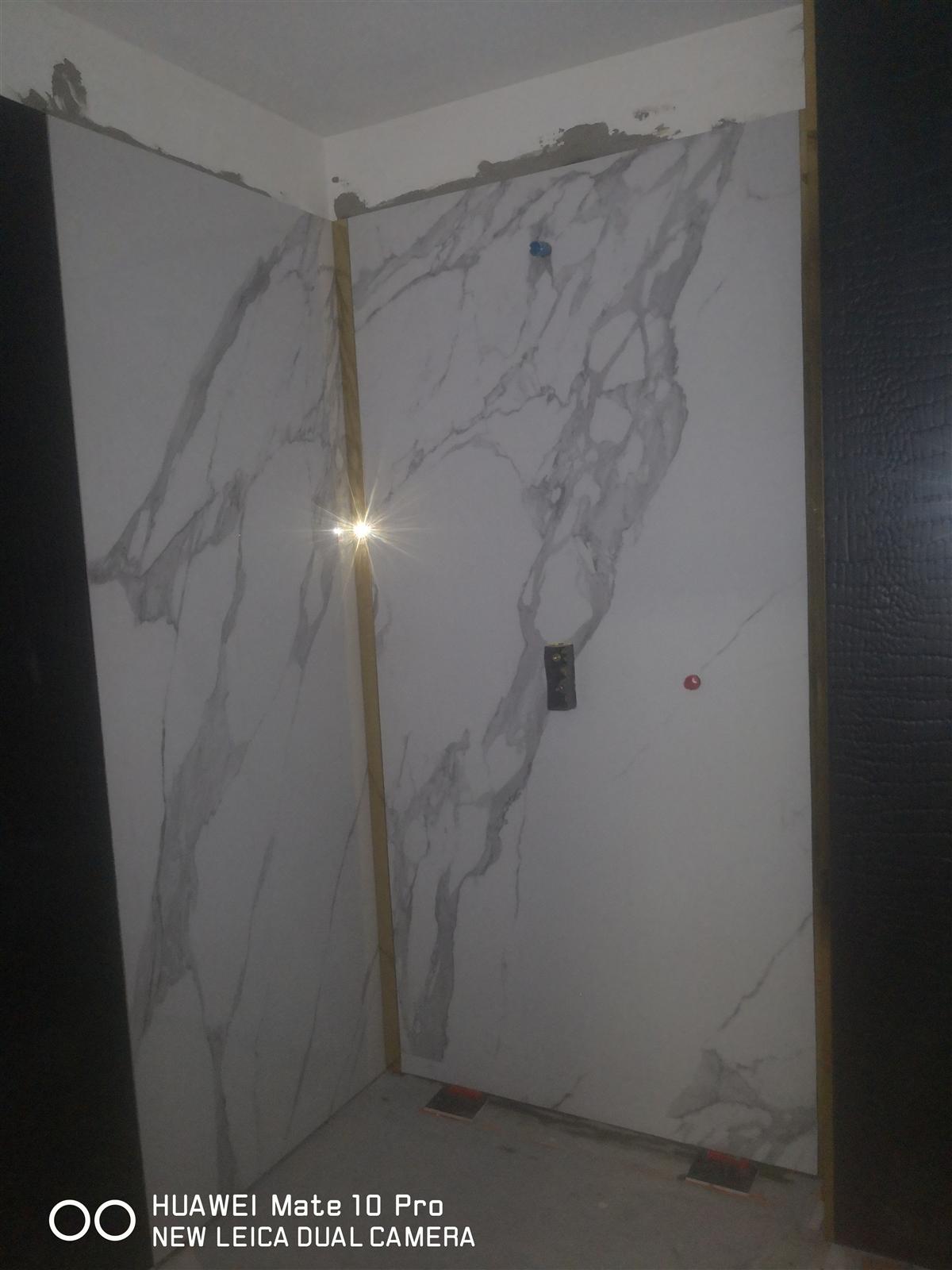 Łazienka glamour z marmurem, czernią i złotą armaturą — zdjęcie 49