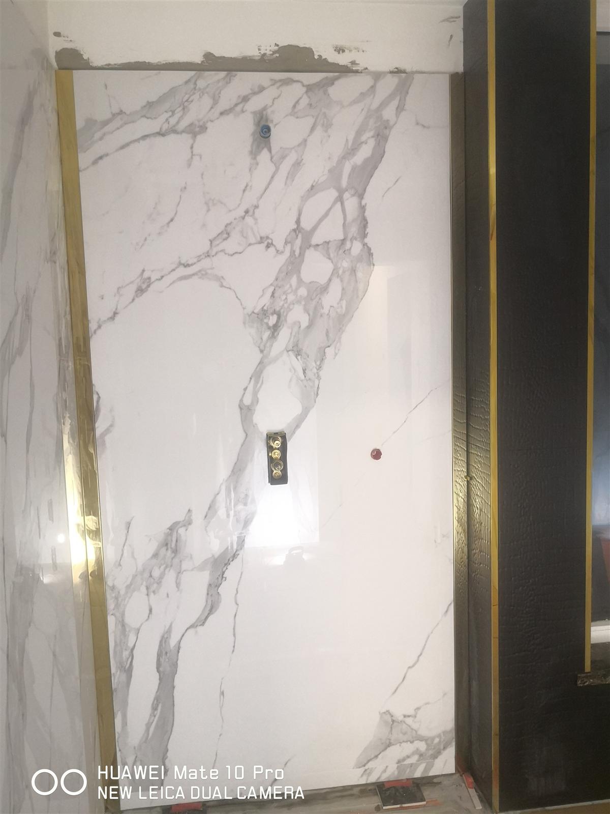 Łazienka glamour z marmurem, czernią i złotą armaturą — zdjęcie 51