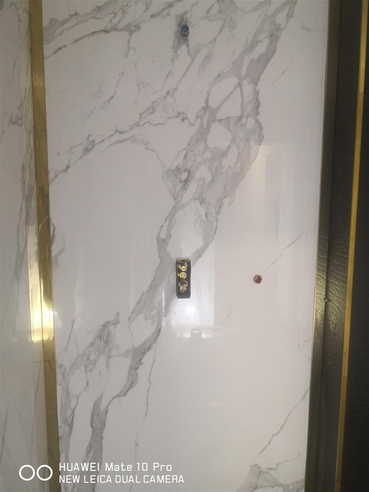 Łazienka glamour z marmurem, czernią i złotą armaturą — zdjęcie 52
