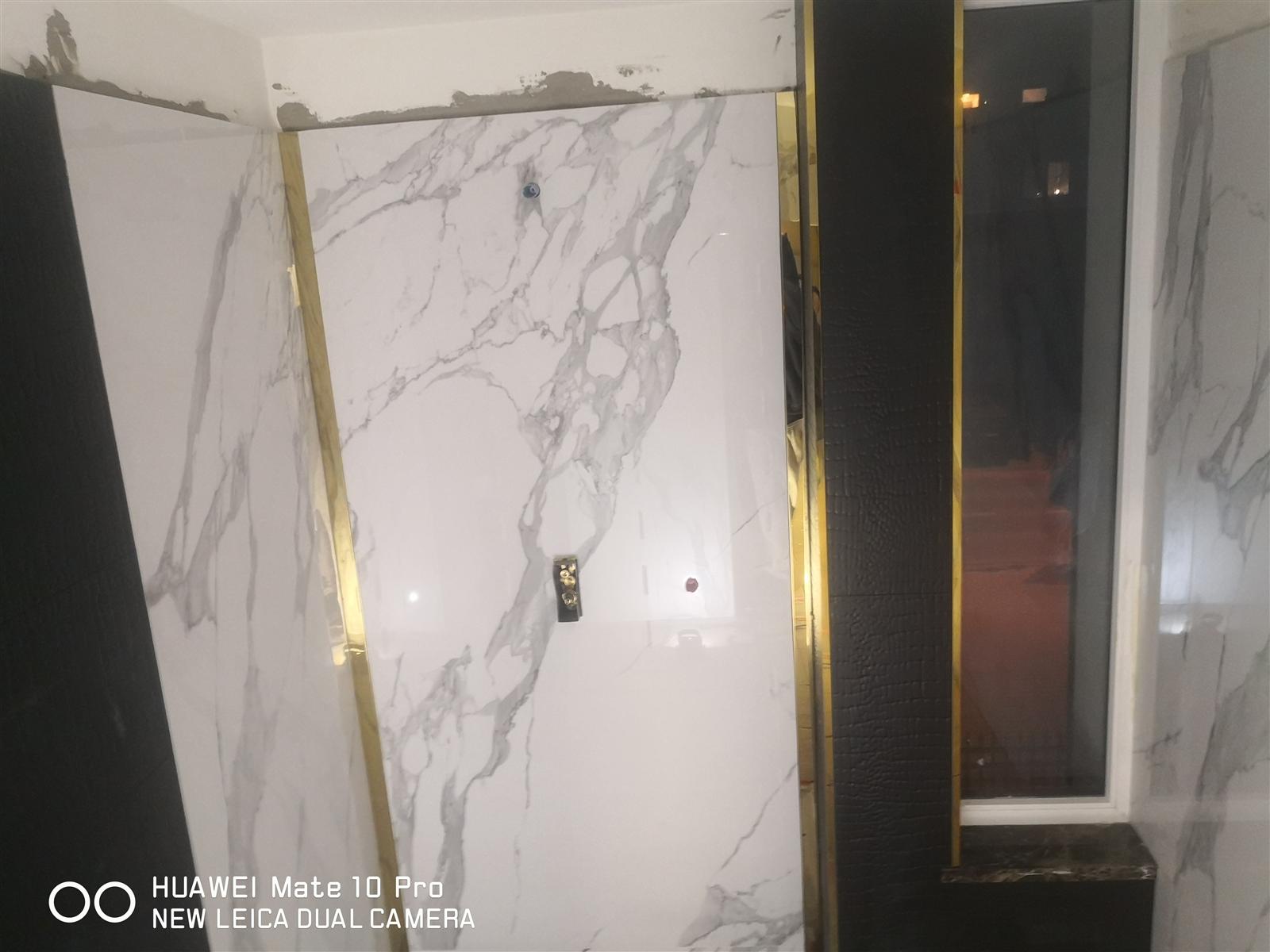 Łazienka glamour z marmurem, czernią i złotą armaturą — zdjęcie 54