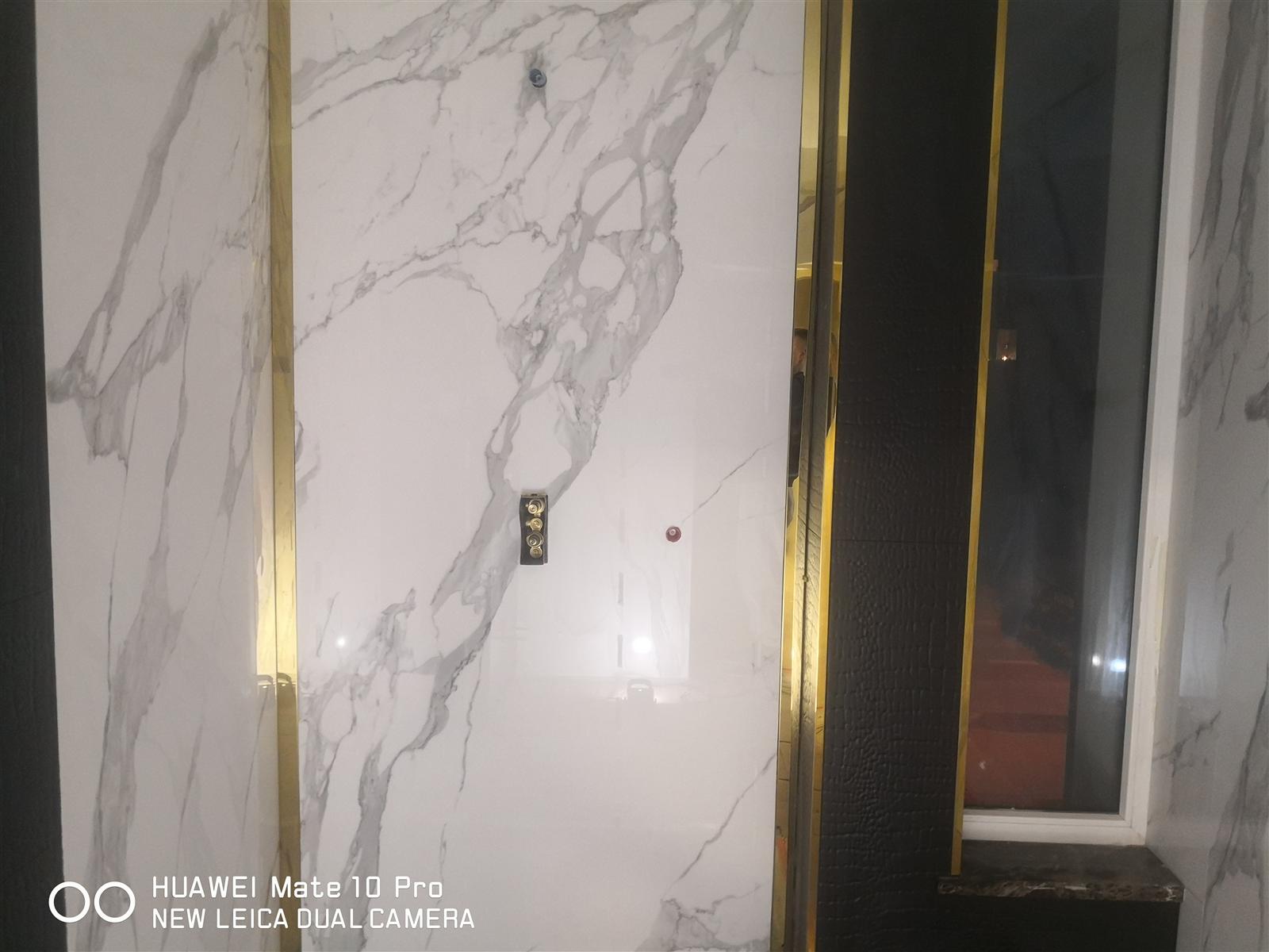 Łazienka glamour z marmurem, czernią i złotą armaturą — zdjęcie 56
