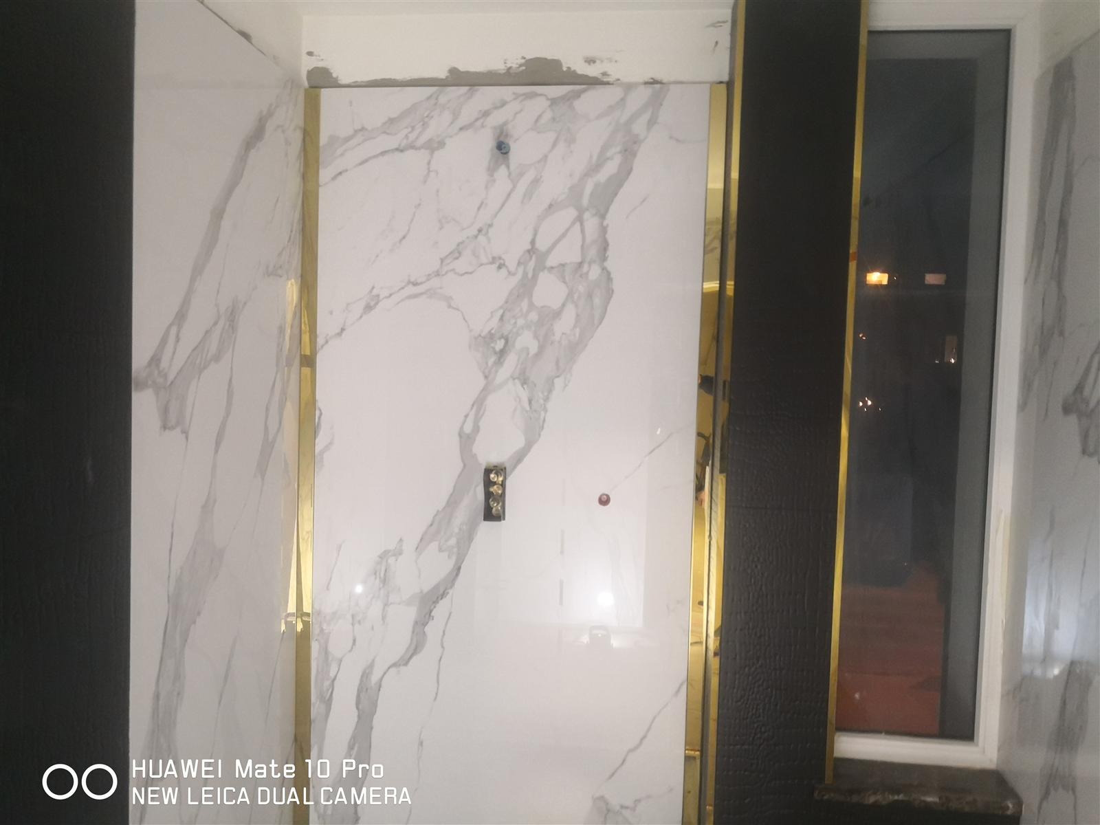 Łazienka glamour z marmurem, czernią i złotą armaturą — zdjęcie 57