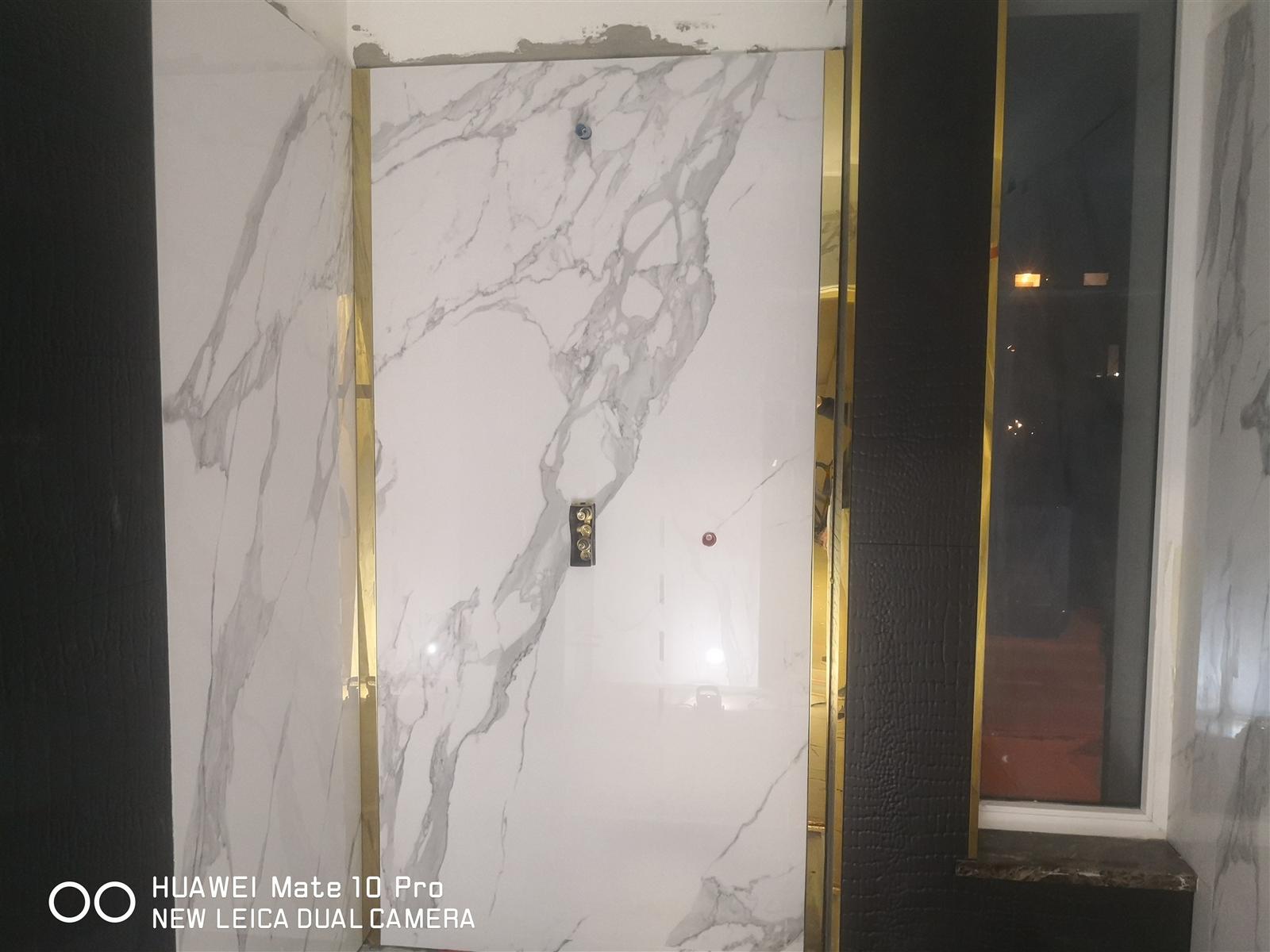 Łazienka glamour z marmurem, czernią i złotą armaturą — zdjęcie 58