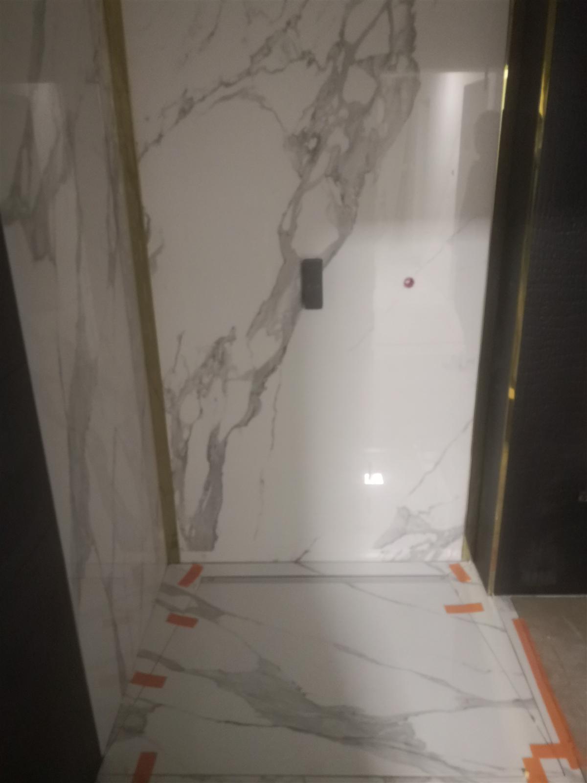 Łazienka glamour z marmurem, czernią i złotą armaturą — zdjęcie 60