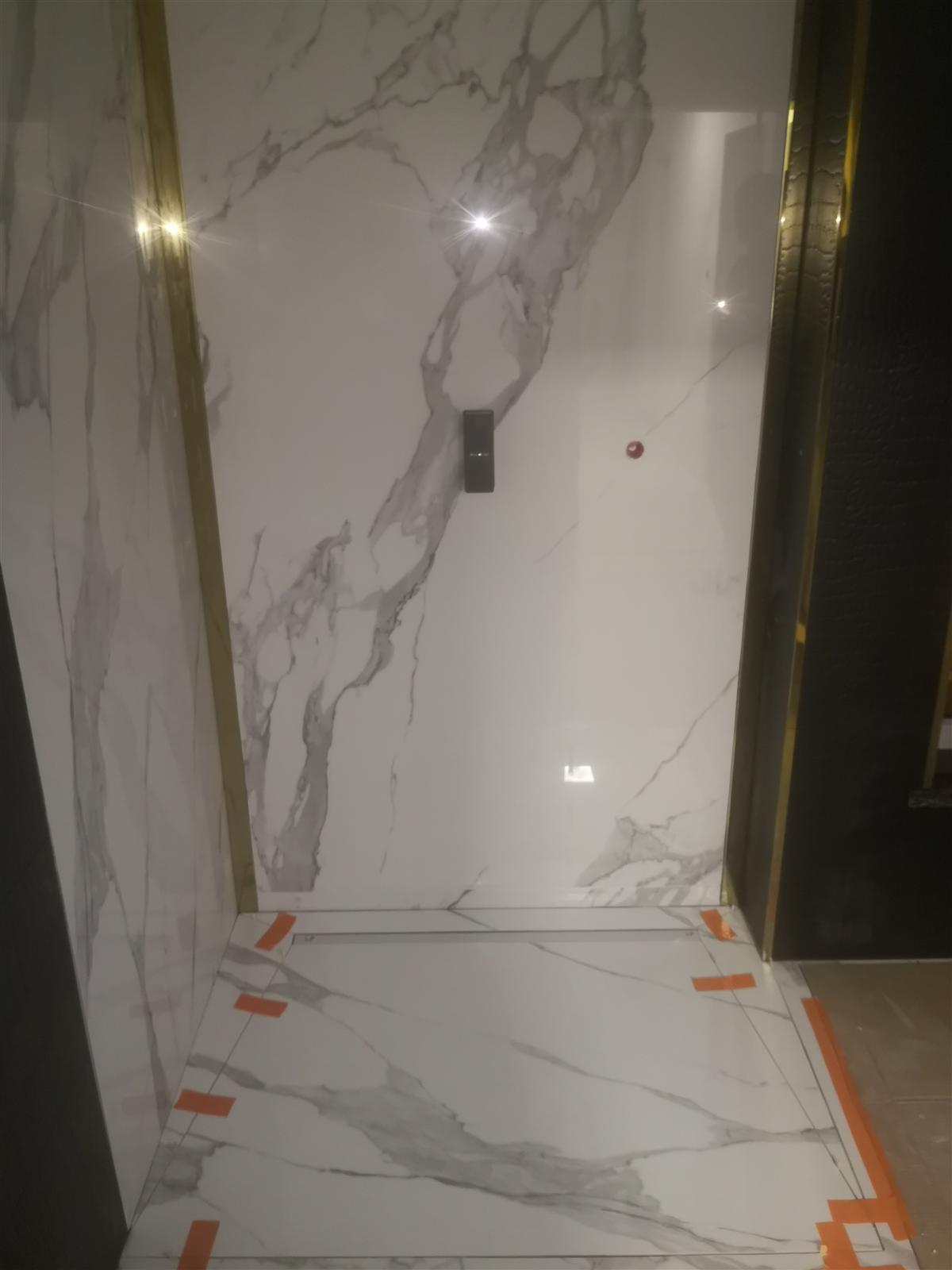 Łazienka glamour z marmurem, czernią i złotą armaturą — zdjęcie 61