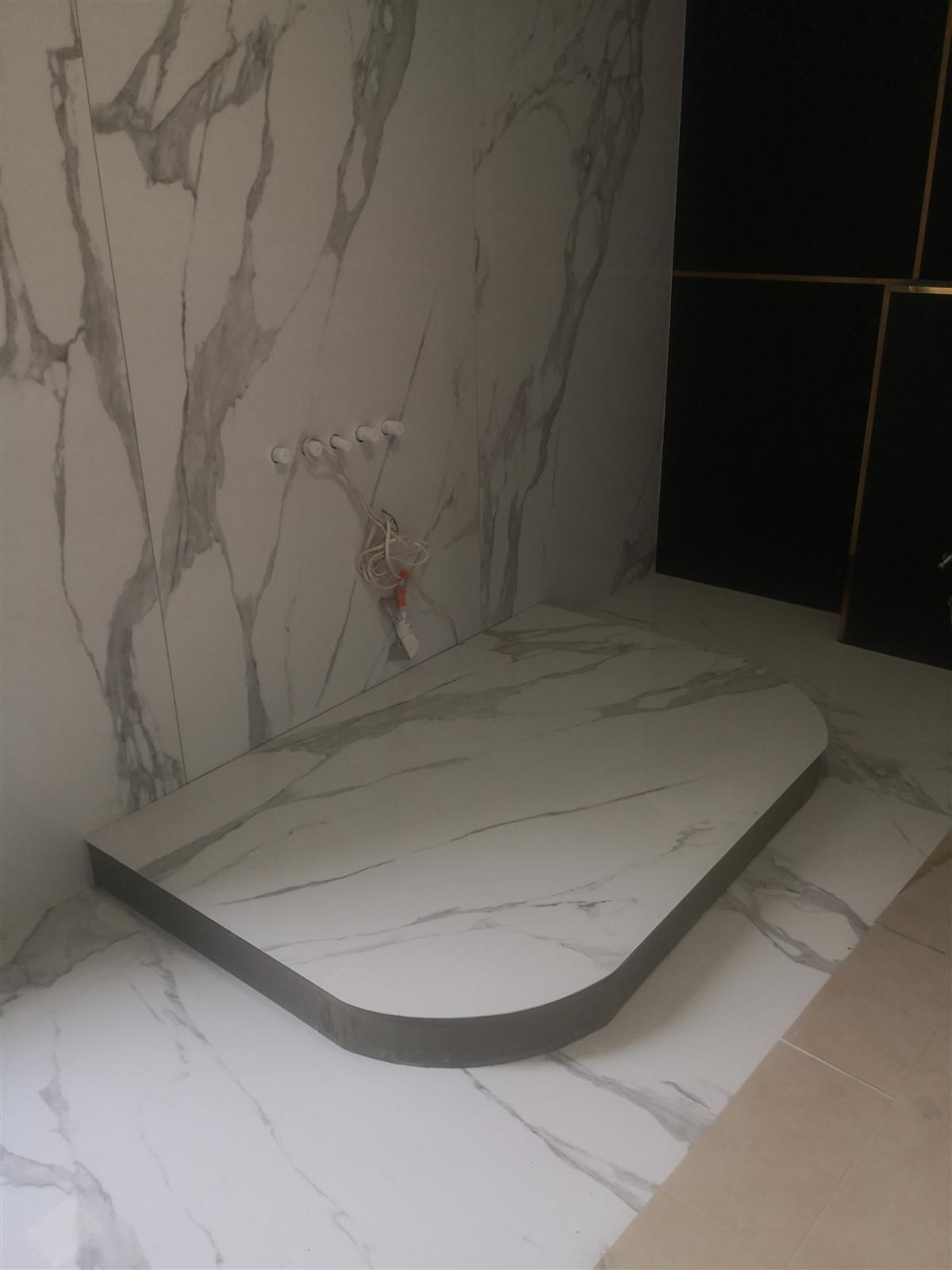 Łazienka glamour z marmurem, czernią i złotą armaturą — zdjęcie 62