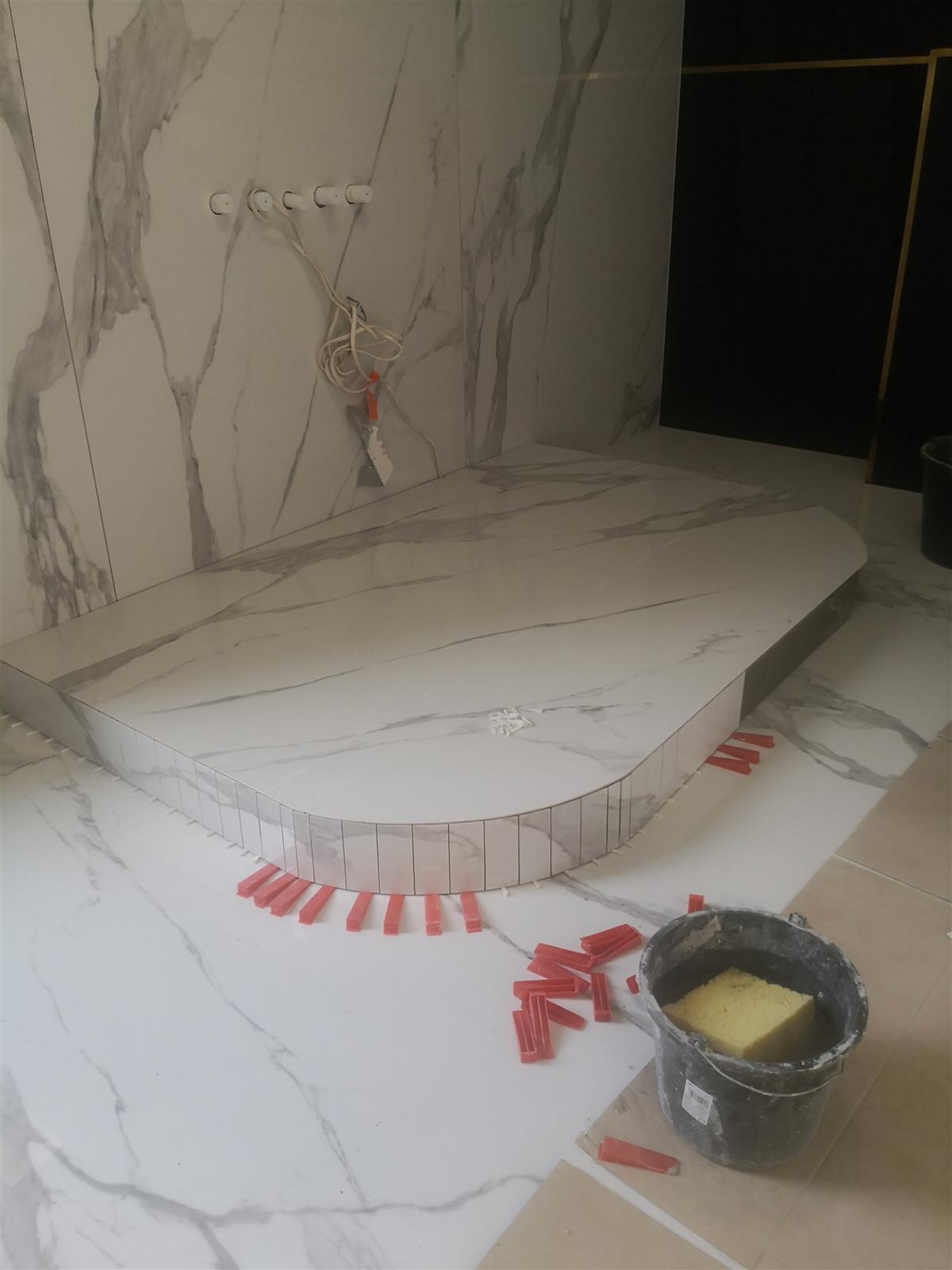 Łazienka glamour z marmurem, czernią i złotą armaturą — zdjęcie 63