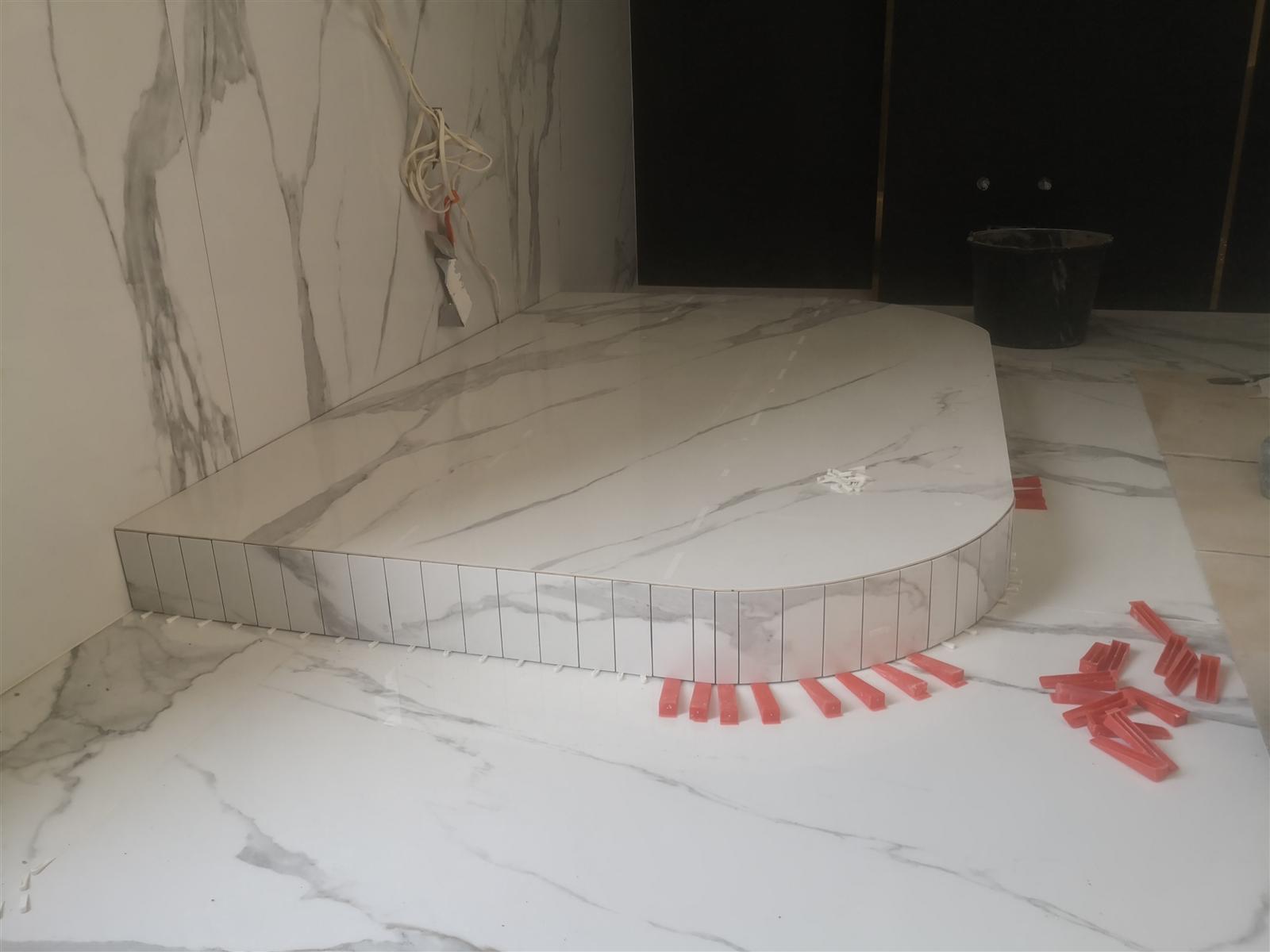 Łazienka glamour z marmurem, czernią i złotą armaturą — zdjęcie 64
