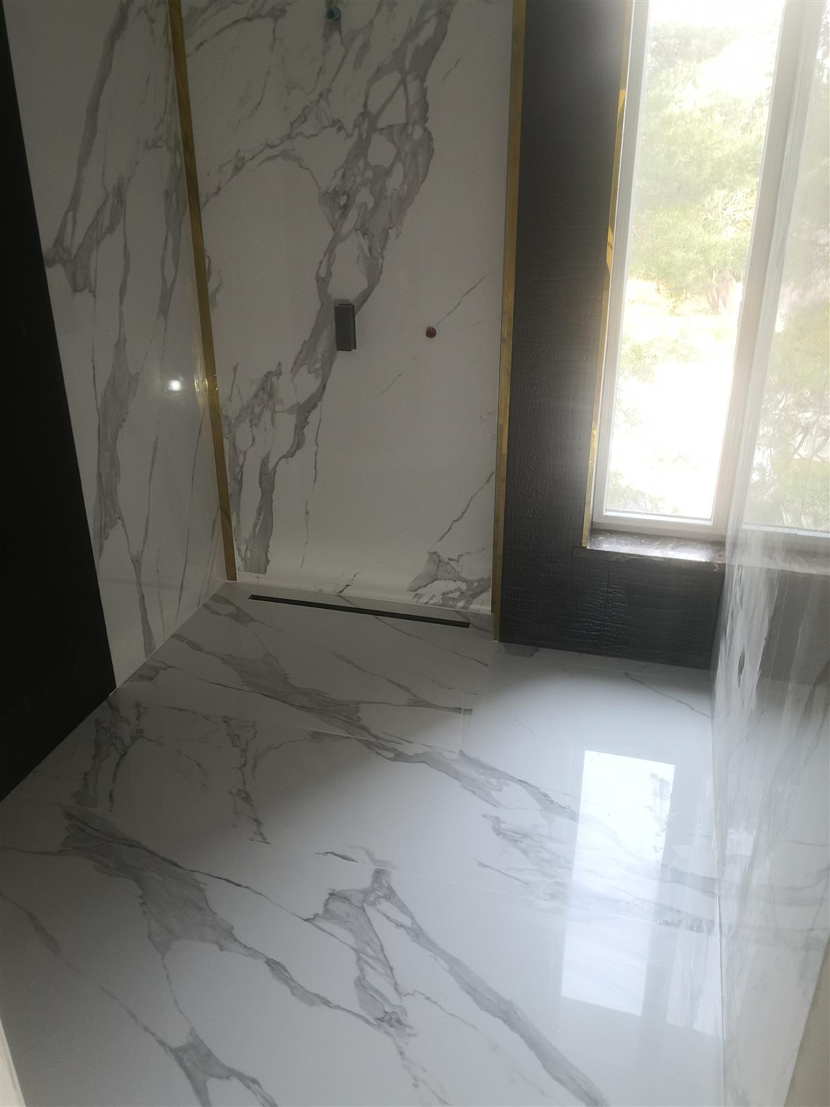 Łazienka glamour z marmurem, czernią i złotą armaturą — zdjęcie 67