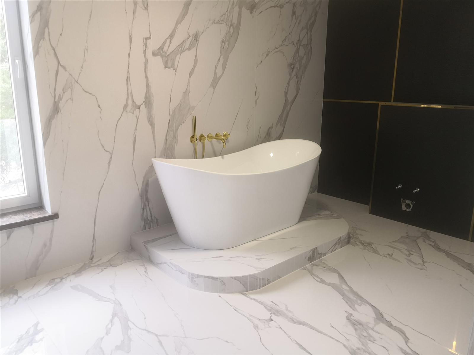 Łazienka glamour z marmurem, czernią i złotą armaturą — zdjęcie 73