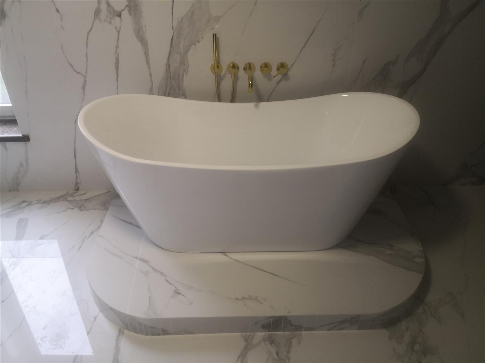 Łazienka glamour z marmurem, czernią i złotą armaturą — zdjęcie 74