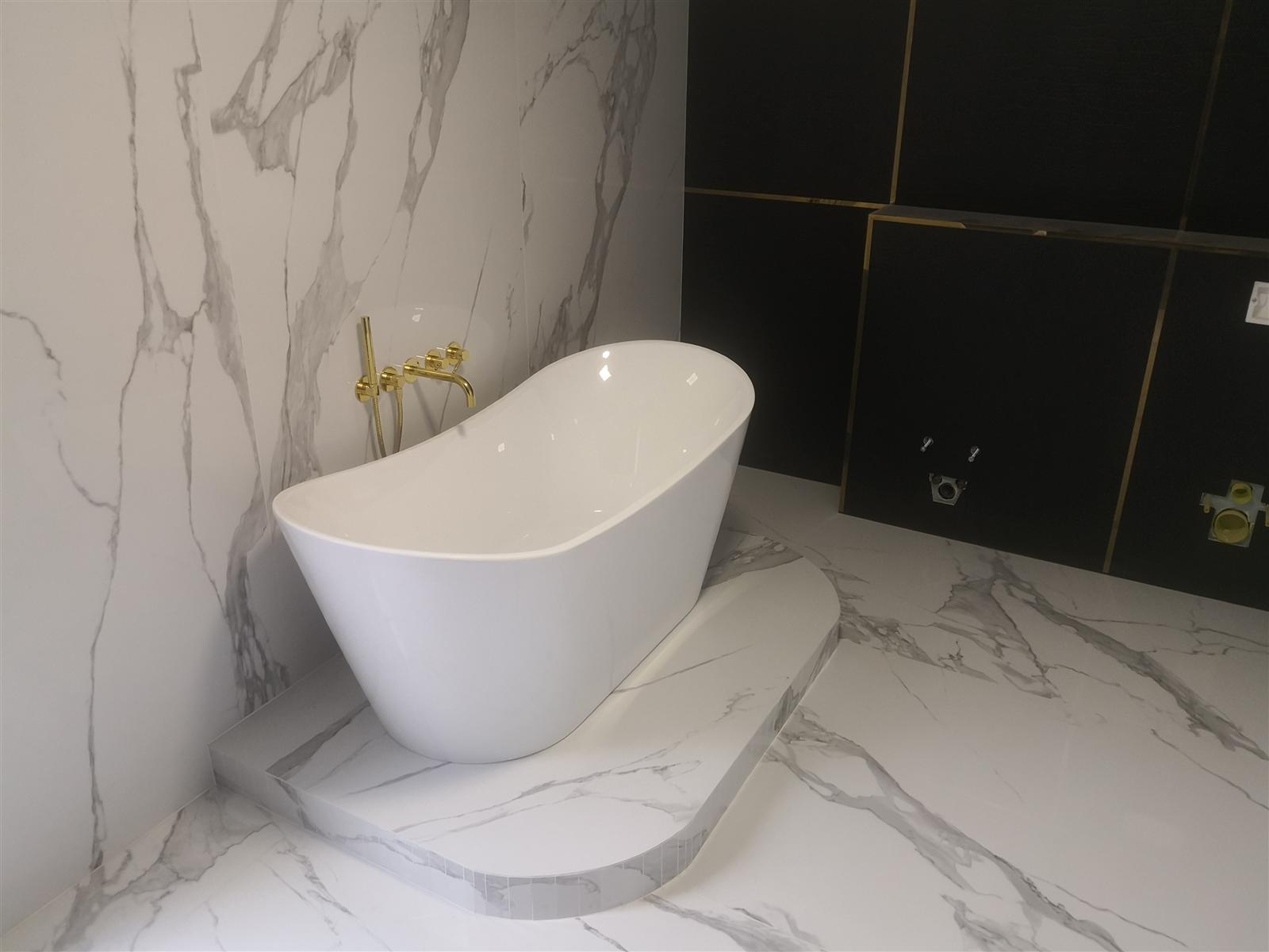 Łazienka glamour z marmurem, czernią i złotą armaturą — zdjęcie 75