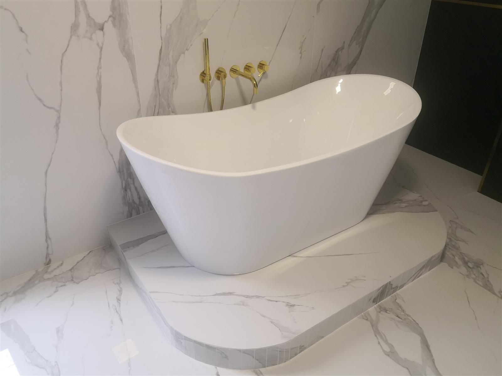 Łazienka glamour z marmurem, czernią i złotą armaturą — zdjęcie 76
