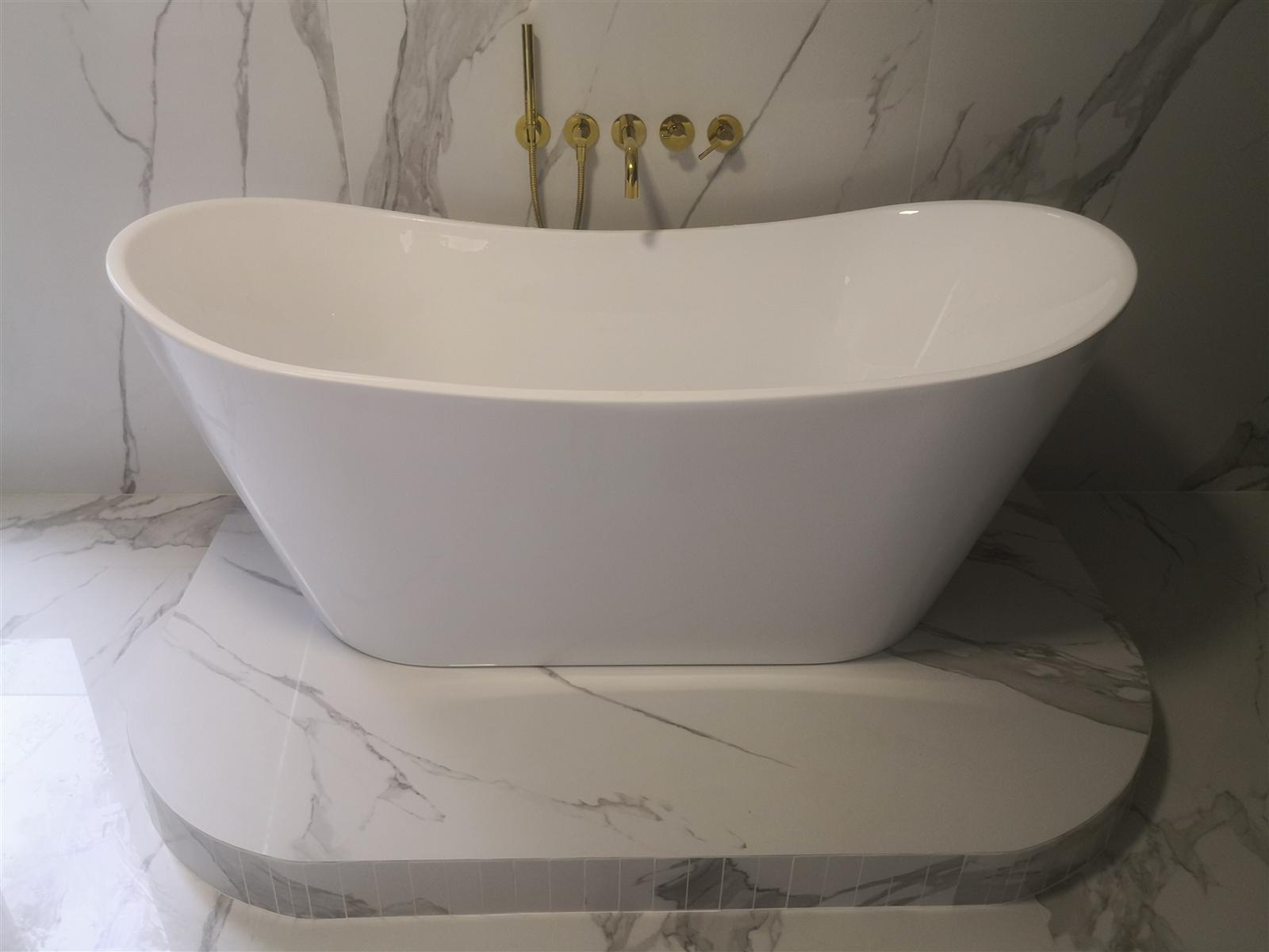 Łazienka glamour z marmurem, czernią i złotą armaturą — zdjęcie 78