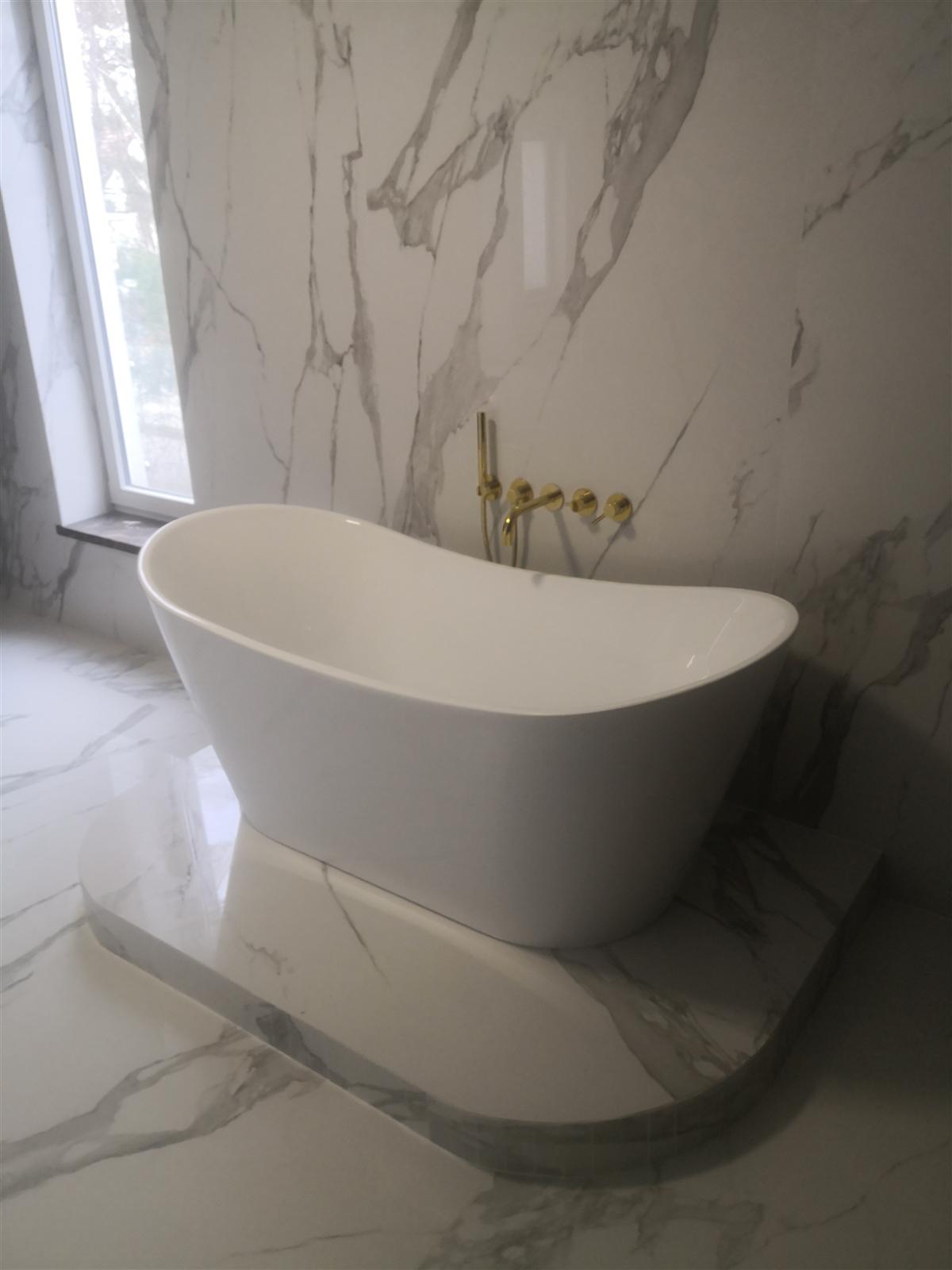 Łazienka glamour z marmurem, czernią i złotą armaturą — zdjęcie 79