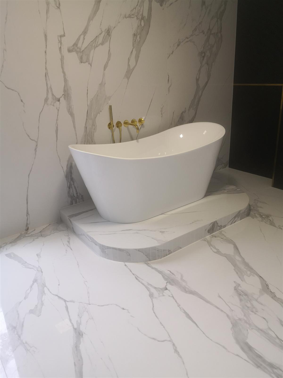 Łazienka glamour z marmurem, czernią i złotą armaturą — zdjęcie 80