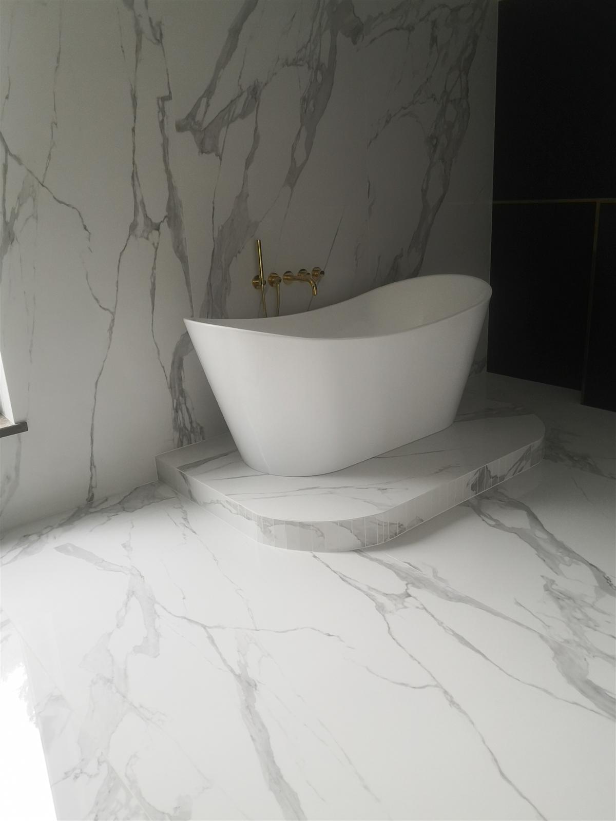 Łazienka glamour z marmurem, czernią i złotą armaturą — zdjęcie 82