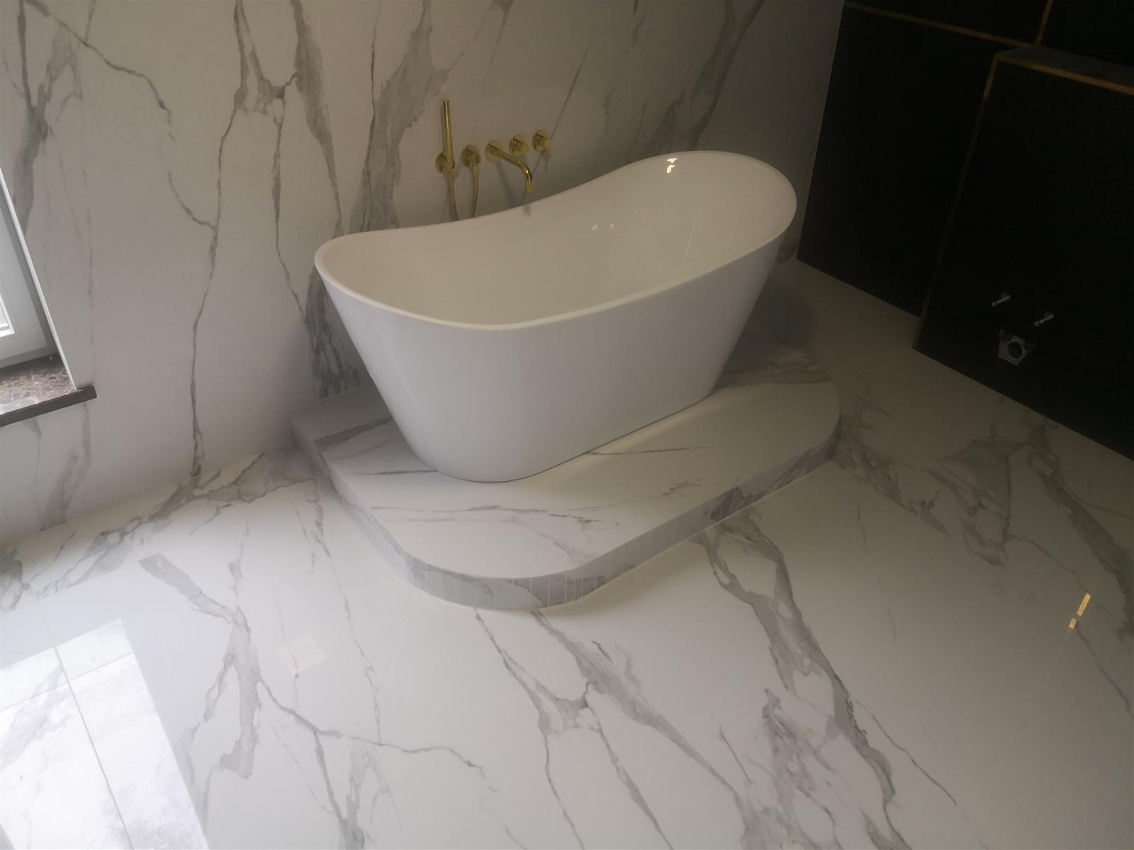 Łazienka glamour z marmurem, czernią i złotą armaturą — zdjęcie 83