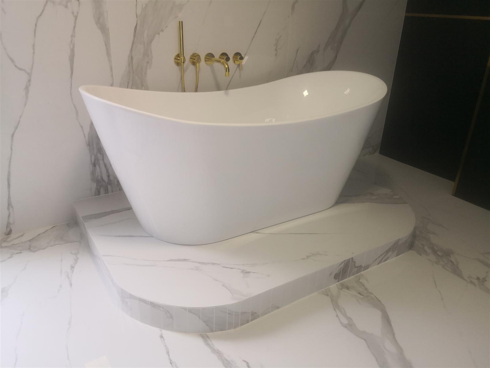 Łazienka glamour z marmurem, czernią i złotą armaturą — zdjęcie 85